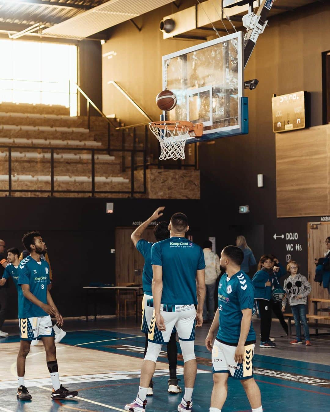 マチルド・グロさんのインスタグラム写真 - (マチルド・グロInstagram)「Hier soir j’ai eu l’honneur de recevoir le maillot de l’équipe N2 du @pays_salonais_basket_13 lors d’un match à domicile 🙌🏻 Merci à eux pour cet accueil !  Ce fut un superbe match dans une magnifique salle 🤩 • • #basket #salon #payssalonais #womenathlete #sport」4月17日 4時20分 - gros_mathilde