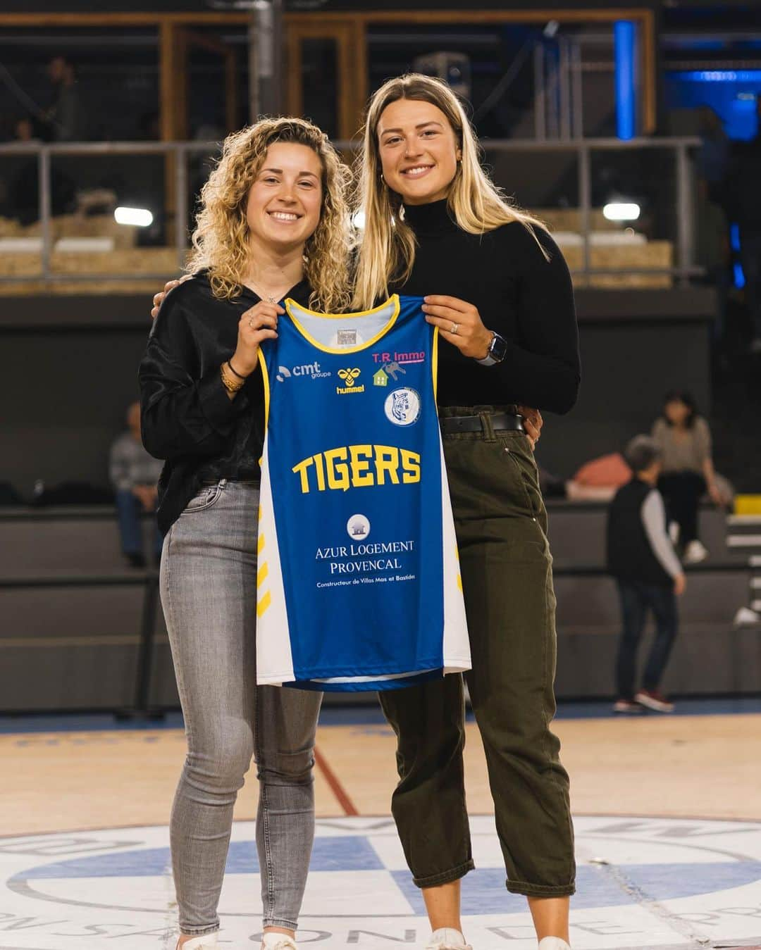 マチルド・グロさんのインスタグラム写真 - (マチルド・グロInstagram)「Hier soir j’ai eu l’honneur de recevoir le maillot de l’équipe N2 du @pays_salonais_basket_13 lors d’un match à domicile 🙌🏻 Merci à eux pour cet accueil !  Ce fut un superbe match dans une magnifique salle 🤩 • • #basket #salon #payssalonais #womenathlete #sport」4月17日 4時20分 - gros_mathilde