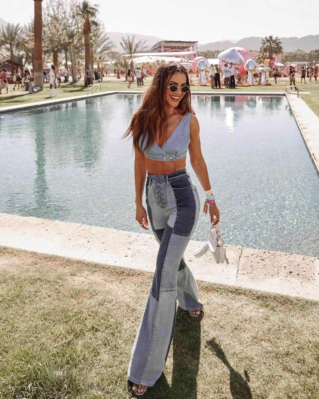 Camila Coelhoさんのインスタグラム写真 - (Camila CoelhoInstagram)「Denim on denim for #revolvefestival day1🎶 @revolve   • #festival #ootd」4月17日 4時22分 - camilacoelho