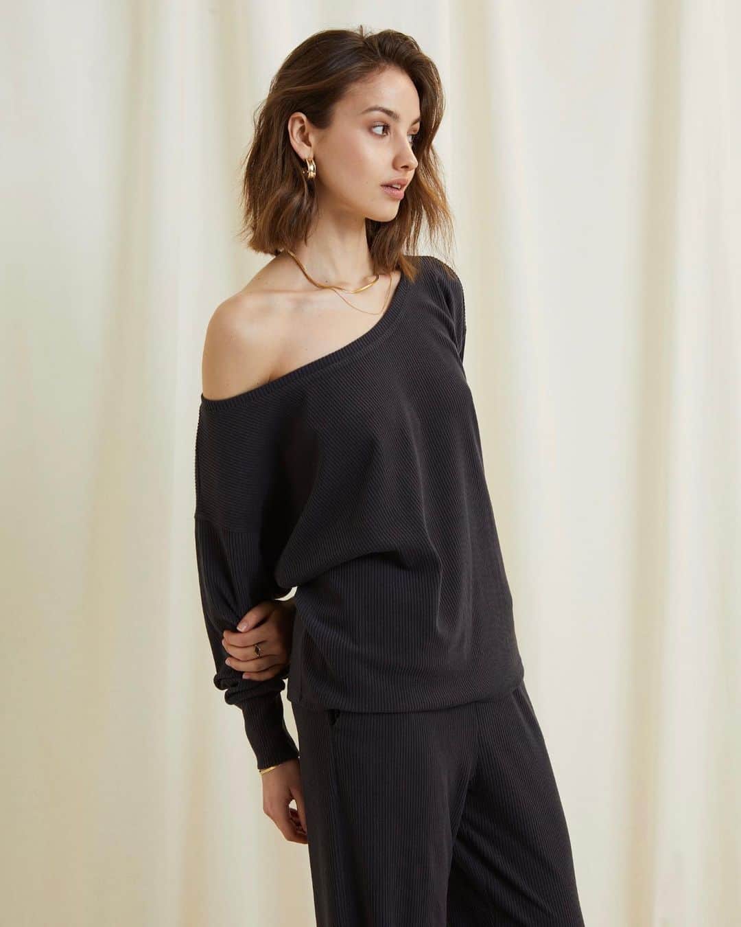 チャーリーのインスタグラム：「Sunday style 🖤 Comfort is key in our LEANNE top and LEONA trousers!」