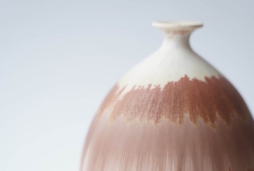 岩崎龍二さんのインスタグラム写真 - (岩崎龍二Instagram)「#煌赫+ . #杼 . #花器 #器 #陶器  #岩崎龍二  #工芸 #陶瓷 #도예 #potter  #pottery #potterie #Poterie #porcelain #ceramic #ceramica #keramik #ryujiiwasaki #glazed #design   ■開催場所：WISE・WISE tools 東京ミッドタウン店 ■開催期間：2023年4月14日（金）- 4月20日（木）」4月16日 19時38分 - iwasakiryuji
