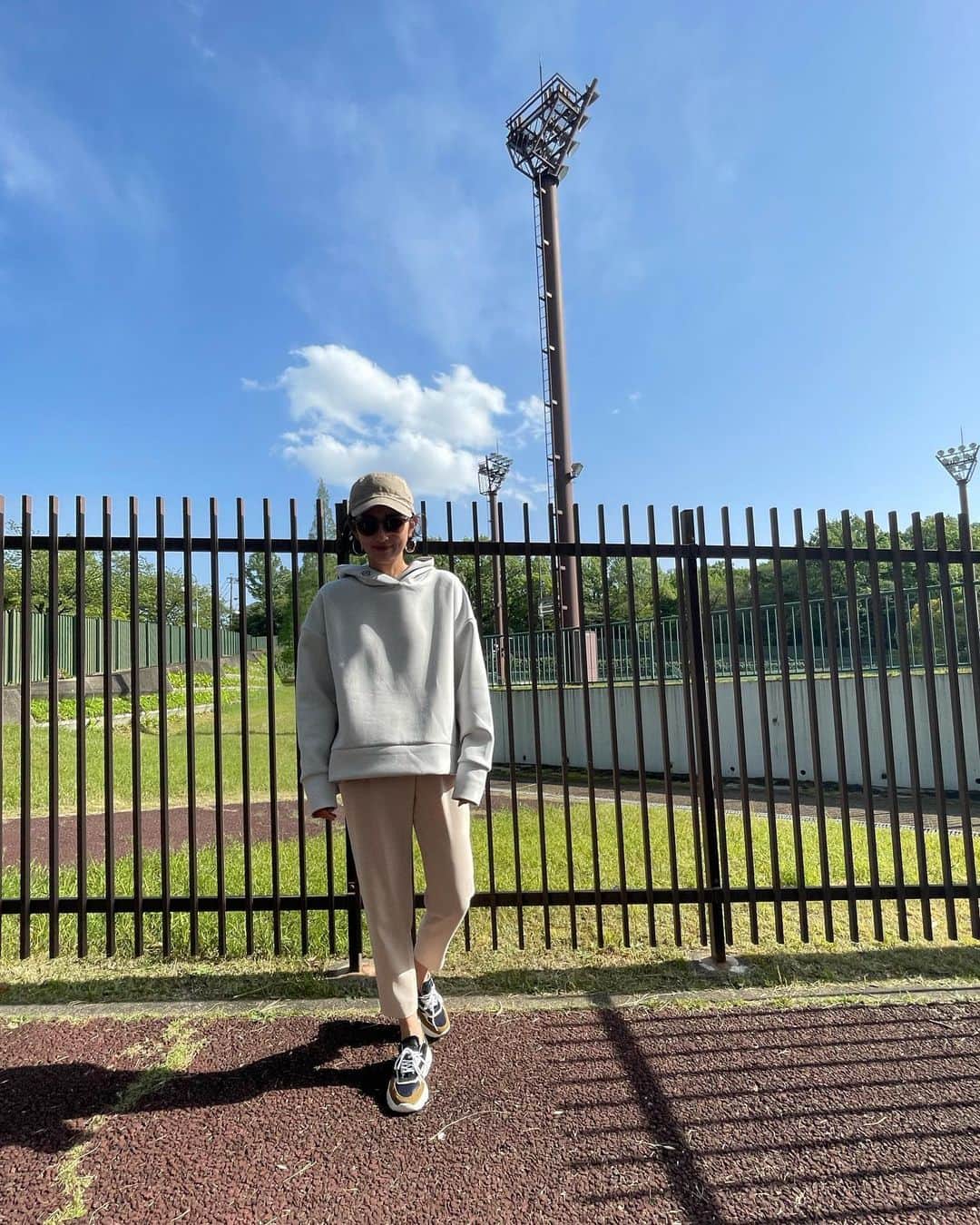 石井のり子のインスタグラム：「** メイクもしてないし 髪の毛も整えてなくて やる気全然出ないけど 公園行く時にちょっと好きな服着たらちょっと気分上がった🫢 そんな日でした。  tops @stateofmind.som  pants @soeju_official  sneaker @date_sneakers_jp  cap @uniqlo   #公園コーデ  #ママコーデ  #コーディネート」