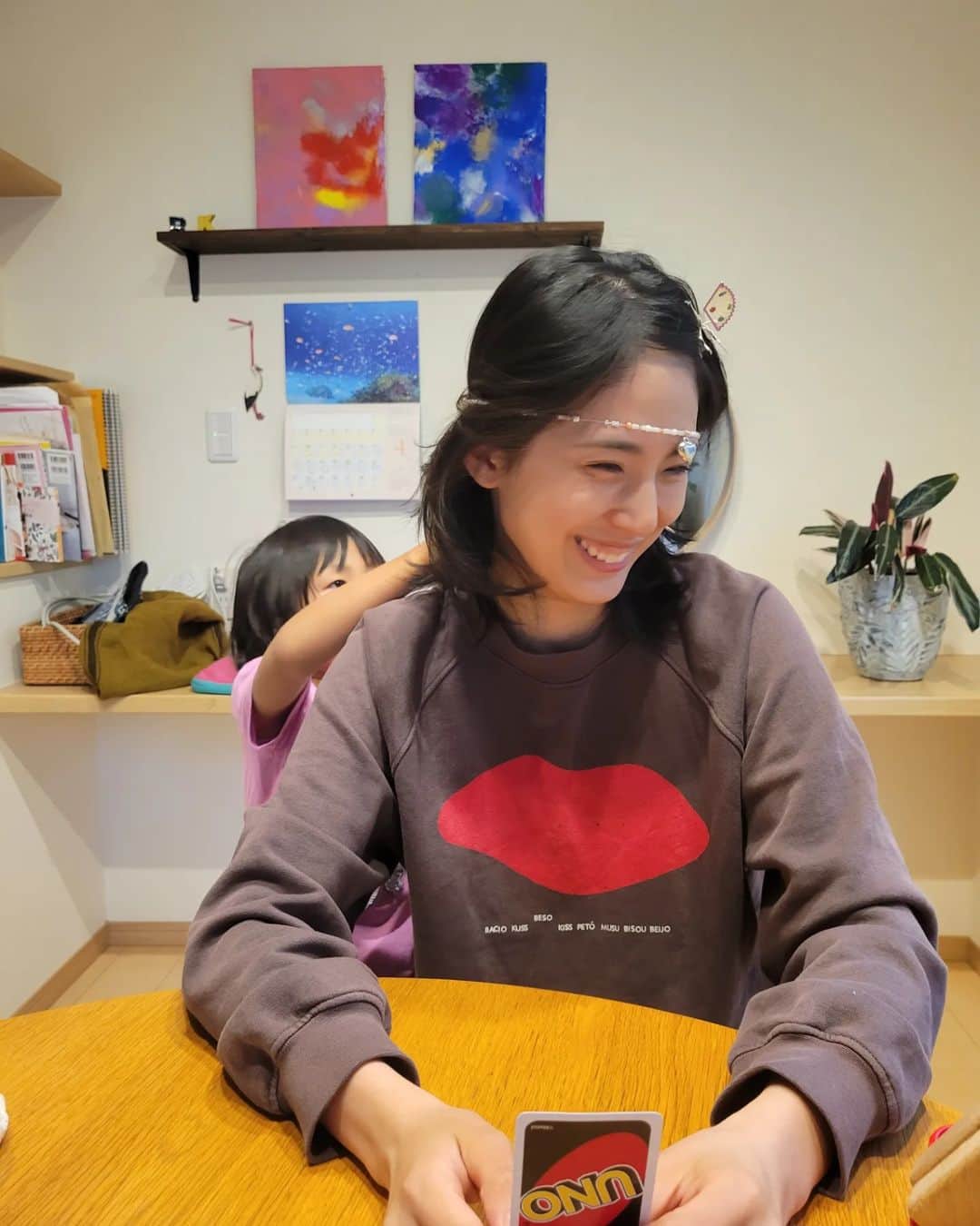 本仮屋リイナのインスタグラム：「家族(夫、長男、私)でのUNO対決に負け続けていたら、娘が「強い心で勝てる魔法です‍。」と言って、いろんな飾りつけを施してくれました‍🪄🧙️⁡ でも、⁡やっぱり負けました🥺⁡ ⁡#ほぼビリイナ」