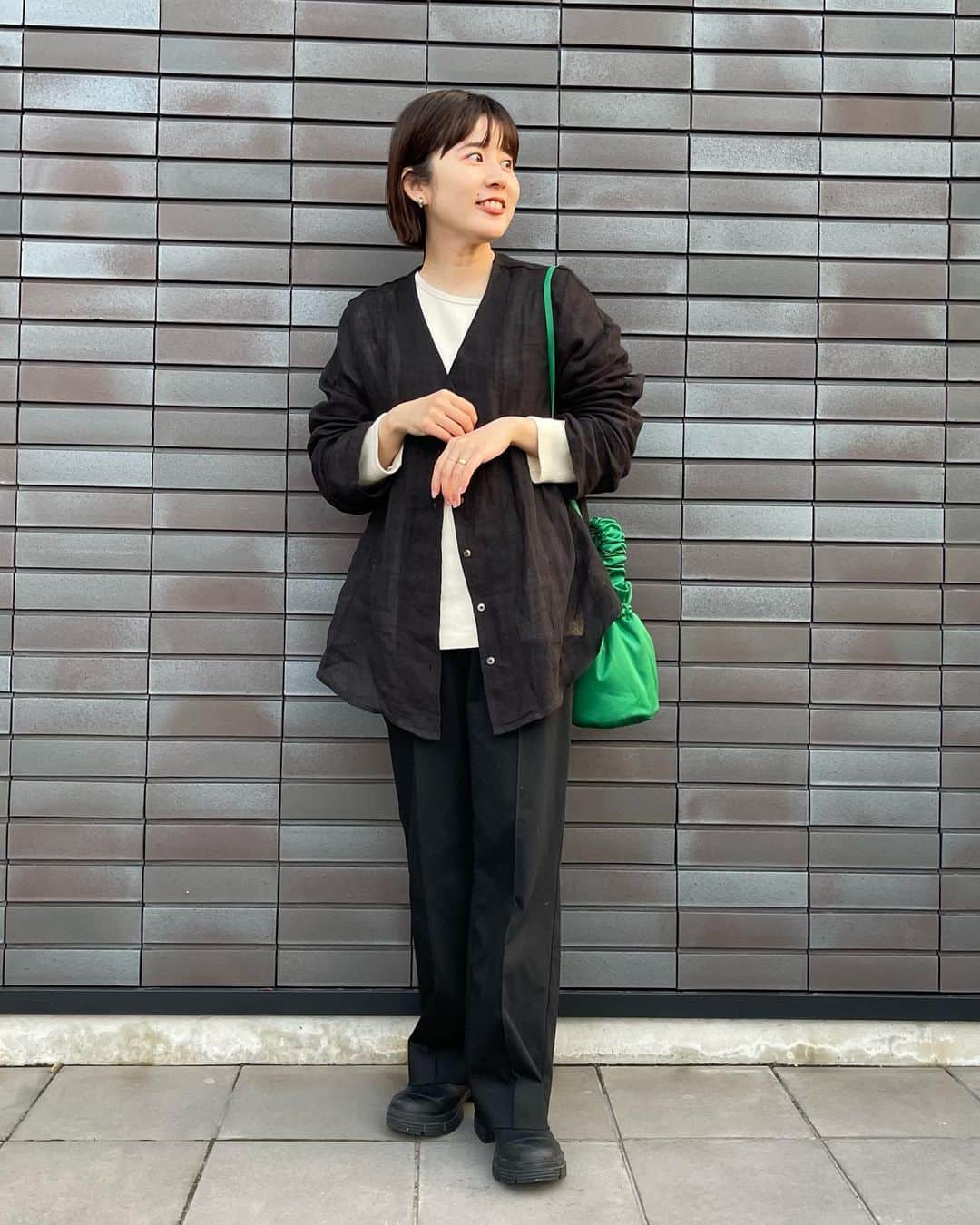 my9mj8のインスタグラム：「@selectmoca のリネンノーカラーブラウス🖤🖤 ⁡ Vネックだからジャケットぽいカチッと感もあったり、袖はゆるっとしてるのでラフさも🤲 そして、これからの季節に活躍しそう〜！ 夏も日除になる🌞 ⁡ ⁡ #ファッション#コーデ#コーディネート#fashion #coordinate #code #ootd #outfit #wear #ママコーデ#selectmoca」