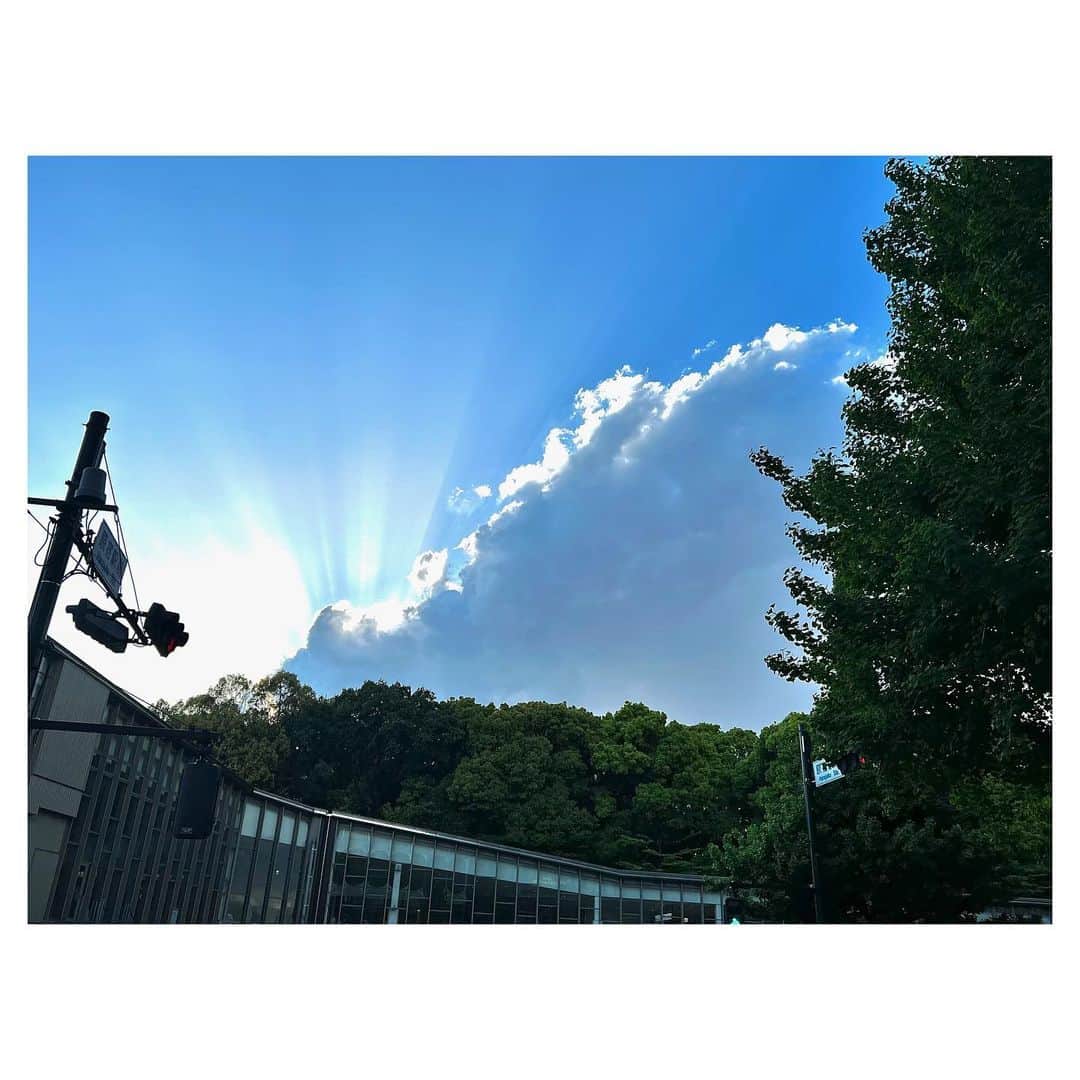 藤森香衣さんのインスタグラム写真 - (藤森香衣Instagram)「- 原宿駅が「天気の子」みたいに なってた。  #原宿 #天気の子 #空 #まさかの雨の後☔️ #東京」4月16日 19時35分 - kaefujimori