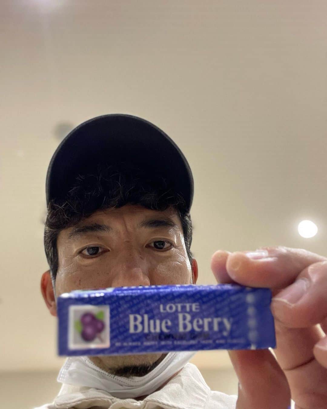 森慎太郎のインスタグラム：「秋田空港、懐かしいの売ってますね。 お口のお供に。」