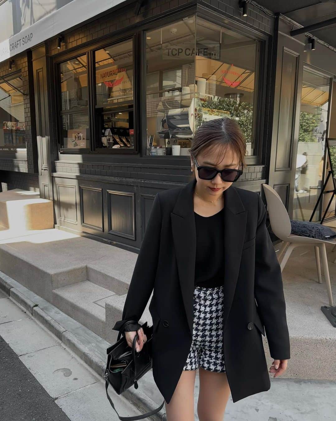 塚本いづみのインスタグラム：「. そういえば、、こまかーくハイライトを入れてもらって全体的に明るくしてもらった🐝  @szsz_23 いつもありがとうございます♡」
