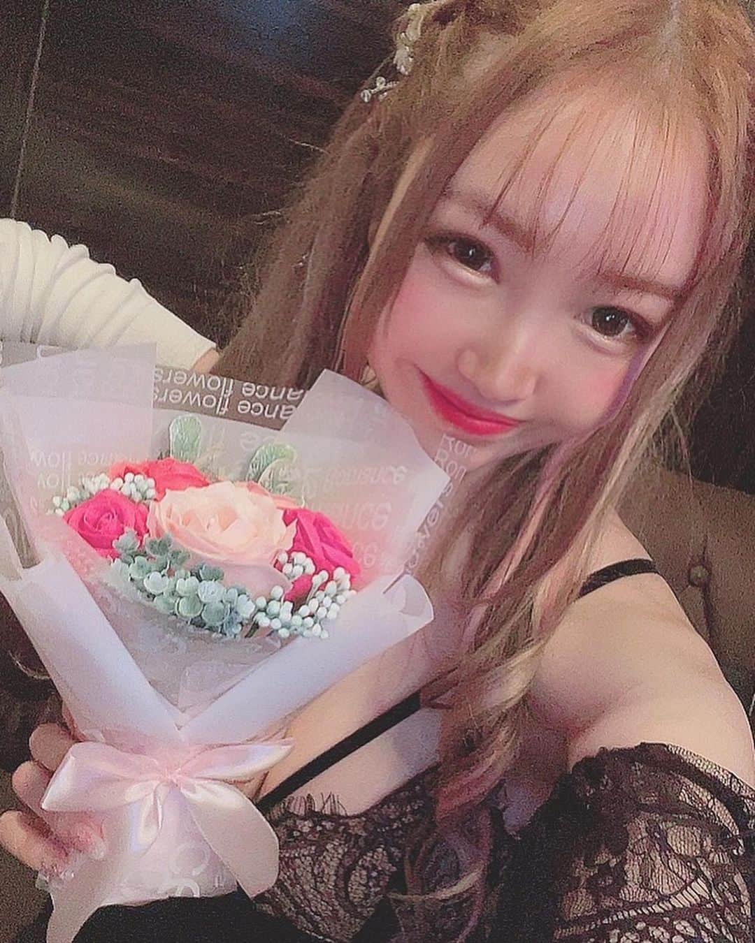 のインスタグラム：「うらん姫ケーキとお花 ありがとうございます💕  飾りました🍓🍒🌸☪︎⋆｡˚✩🍓🍒🌸◌｡˚✩🍓🍒🌸¨̮☪︎⋆｡˚✩🍓🍒🌸◌｡˚✩🍓🍒🌸¨̮☪︎⋆｡˚✩🍓🍒🌸☪︎⋆｡˚✩🍓🍒🌸◌｡˚✩🍓🍒🌸¨̮☪︎⋆｡˚✩🍓🍒🌸◌｡˚✩🍓🍒🌸¨̮☪︎⋆｡˚✩ うらんのどタイプの 薄ビンクと濃いピンクでうれしい( ´,,•ω•,,`)♡  パーソナルカラー的にも一番似合う❤️ ブルベ夏🏖☀️  洗面所に飾ったから 手洗う度見る度に幸せな気分に💕  可愛すぎる💗 もう誕生日まで1週間切りました💕 21日がリアバだよ🎂  #花 #flower #誕生日 #cake #birthday」