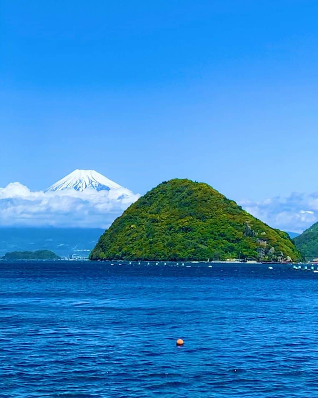 AWASHIMA HOTEL 淡島ホテルさんのインスタグラム写真 - (AWASHIMA HOTEL 淡島ホテルInstagram)「春の淡島  春雨の後、青い空と青い海、樹々鮮やかな緑に包まれた淡島。  #淡島ホテル #ホテル #沼津 #伊豆 #船 #絶景 #旅行 #静岡 #富士山 #駿河湾 #hotel #trip #awashimahotel #shizuoka #numazu #mtfuji」4月16日 19時40分 - awashima.hotel