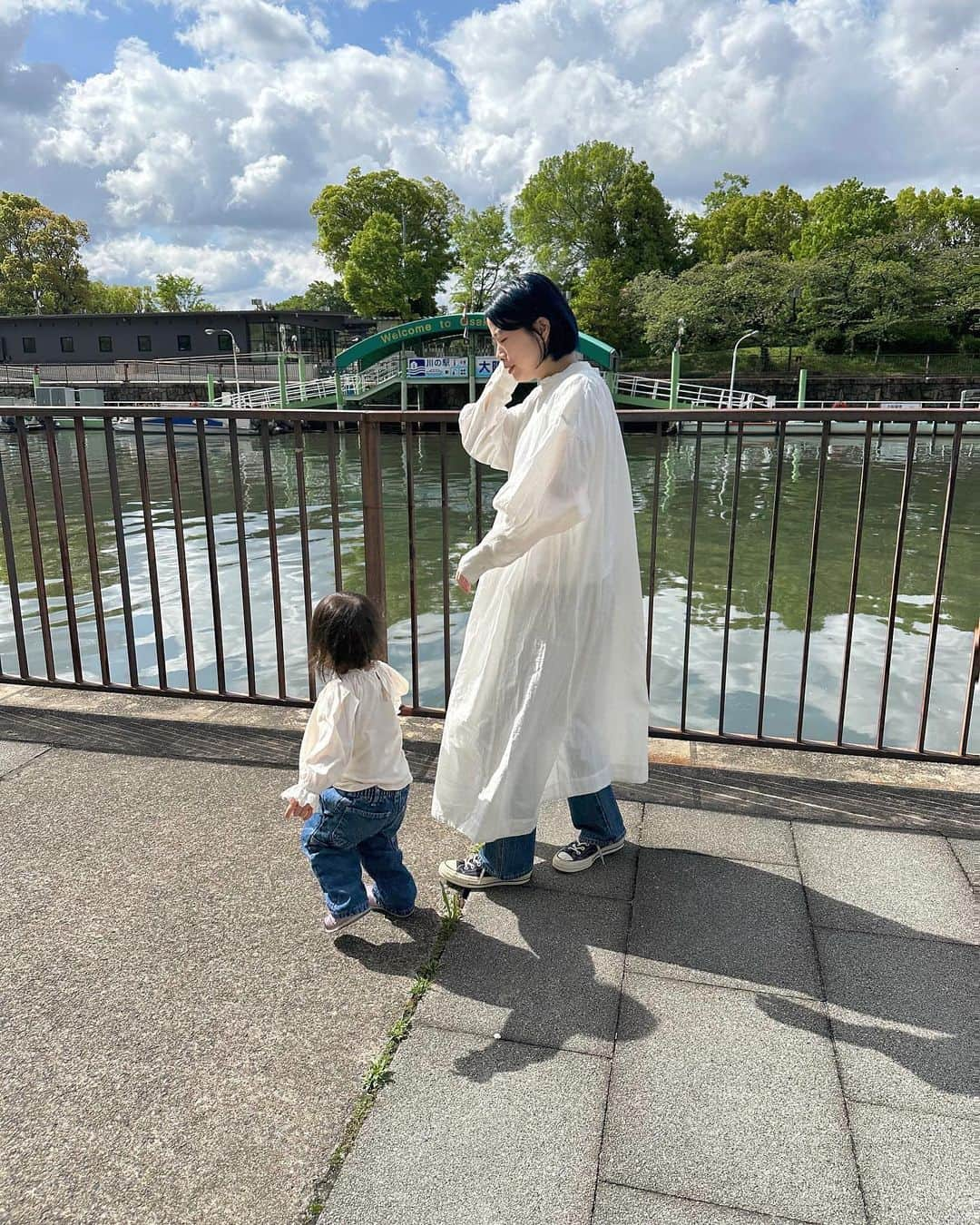 松原加奈恵さんのインスタグラム写真 - (松原加奈恵Instagram)「新しいワンピース👗🤍  袖のところが特に好き。  京のコーデも袖が可愛い👶 髪の毛は結ばせてくれないお年頃。 何でも自分でやりたいお年頃。 とにかく" やだぁ〜 "って言いたいお年頃。  #親子コーデ#女の子ママ#家族デー #かぐれ#ユニクロユー#コンバース #ミニボブ#myhair#ママコーデ#ママと娘」4月16日 19時41分 - piiiiiiico