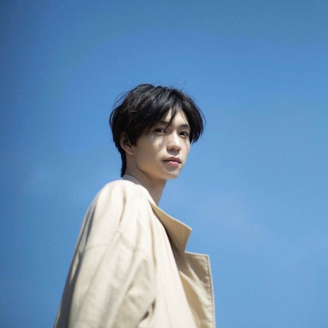 木津つばさのインスタグラム：「今僕は、今私は  誰かの為に何が出来るのか  それは正義なのか悪なのか  と考える。  答えなんてものはない  人それぞれに思いがあって  感性が違うもの  だからいい。  だから僕は人が好きだ。  望み通りにならないから  生きていられる  僕達は踏ん張る  少しでも明るくなると信じ  常にその羽を広げ続ける  ないものねだりな自分  それが夢になる、と  そんな風に思う。  進む度に訪れる  越えなければならない壁  いやハードルなのか  それも全て  越えたいと思うのも己で  越えられるのも己  いつでも来い、そして恋  未だ見ぬ己に恋  未だ見ぬ新しい貴方達に恋  魅せたいし、魅てもらいたい。  欲張りでいい、最後に笑えるなら  笑うのは僕達だ、と。  壊して繋がって壊して繋がって  積み重ねた時間は裏切らない。  少なくとも僕はそう思います。  だから伝えたい  乗り越えた先でいつも待っていてくれて  ありがとう。  久しぶりにこんなにも溢れんばかりの  想いを綴った！  楽しい。  あの、芝居楽しいっす。  すごいやばいくらい楽しいっす。  最後にこんな感じですけど  それもまた本心。  木津つばさ」