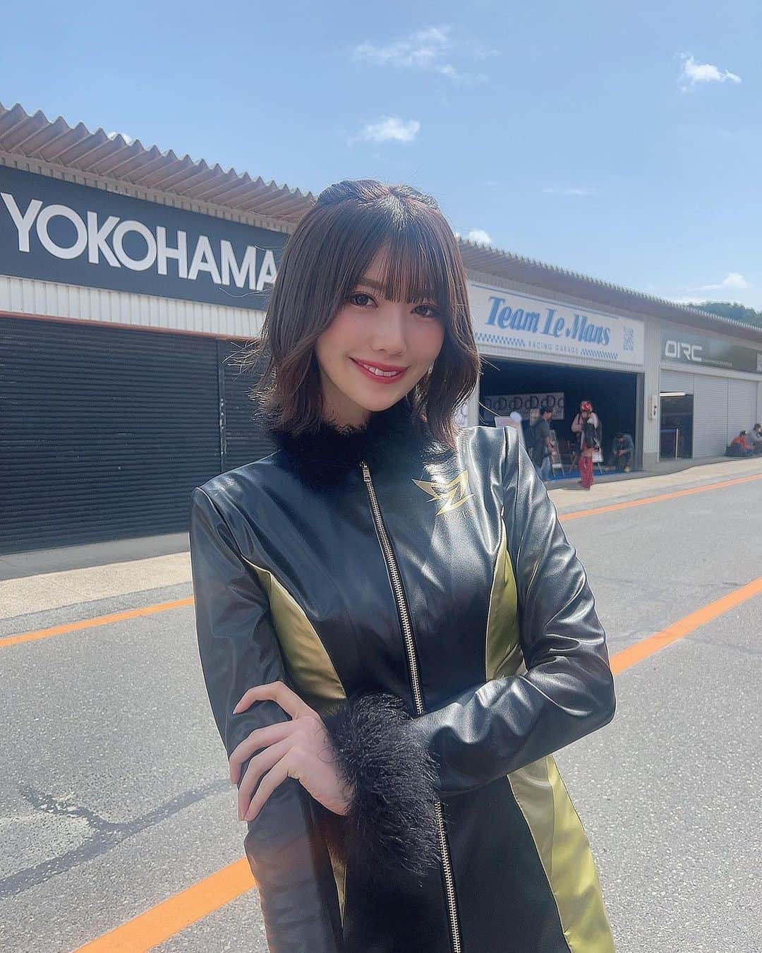 のインスタグラム：「開幕戦お疲れ様でした！ 6号車は予選から雨のタイミングに恵まれず決勝でも天候に左右されましたが、無事走り切りました😢 こんなに天候に恵まれなかったレース今まで初めてだったかも😭  心残りが多い開幕戦だったけど 次の富士に向けてまた応援よろしくお願いします!  そして今年のコスチューム好評でうれしい🖤💛  #開幕戦 #supergt #gt300 #6号車 #teamlemans #チームルマン #エムゼス東京 #mzes #レース #race #レースクイーン #racequeen #コスチューム #セクシー #sexy #サーキット #高身長女子 #お披露目 #black #gold #dobot #岡山 #岡山国際サーキット」