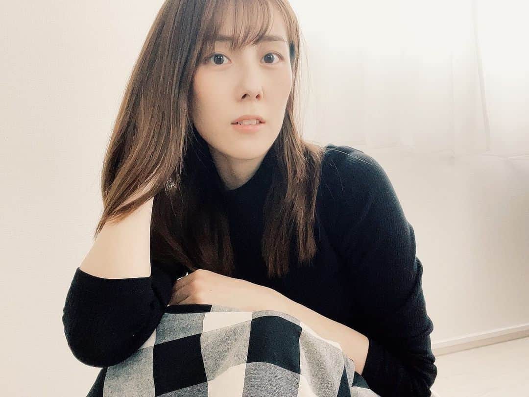のインスタグラム：「⁡ 季節の変わり目。 驚くほどに暑くてびっくり。 そんなに焦らなくていいよー。春をじっくり楽しみたいのだ。 ⁡ #春 #暑い #チェックスカート #黒コーデ  #lifestyle #instagood #mylife #love」