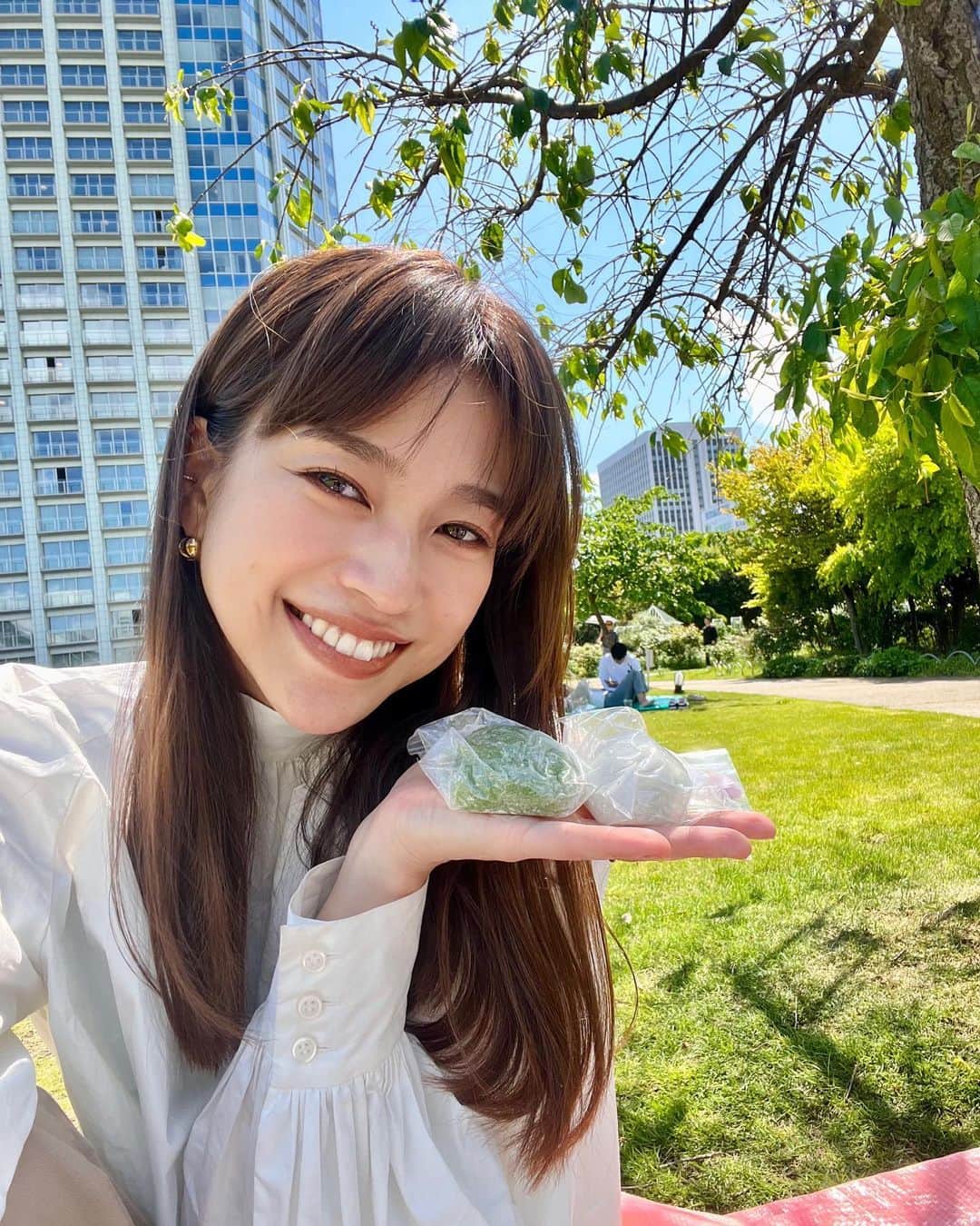 紺野ゆりのインスタグラム：「大好きなあいと電氣餅のお饅頭と、マンチズバーガーを持って芝公園へ🌿  今年はあったかくなるのが早くて嬉しい😆✨✨  #あいと電氣餅店 #マンチズバーガー」