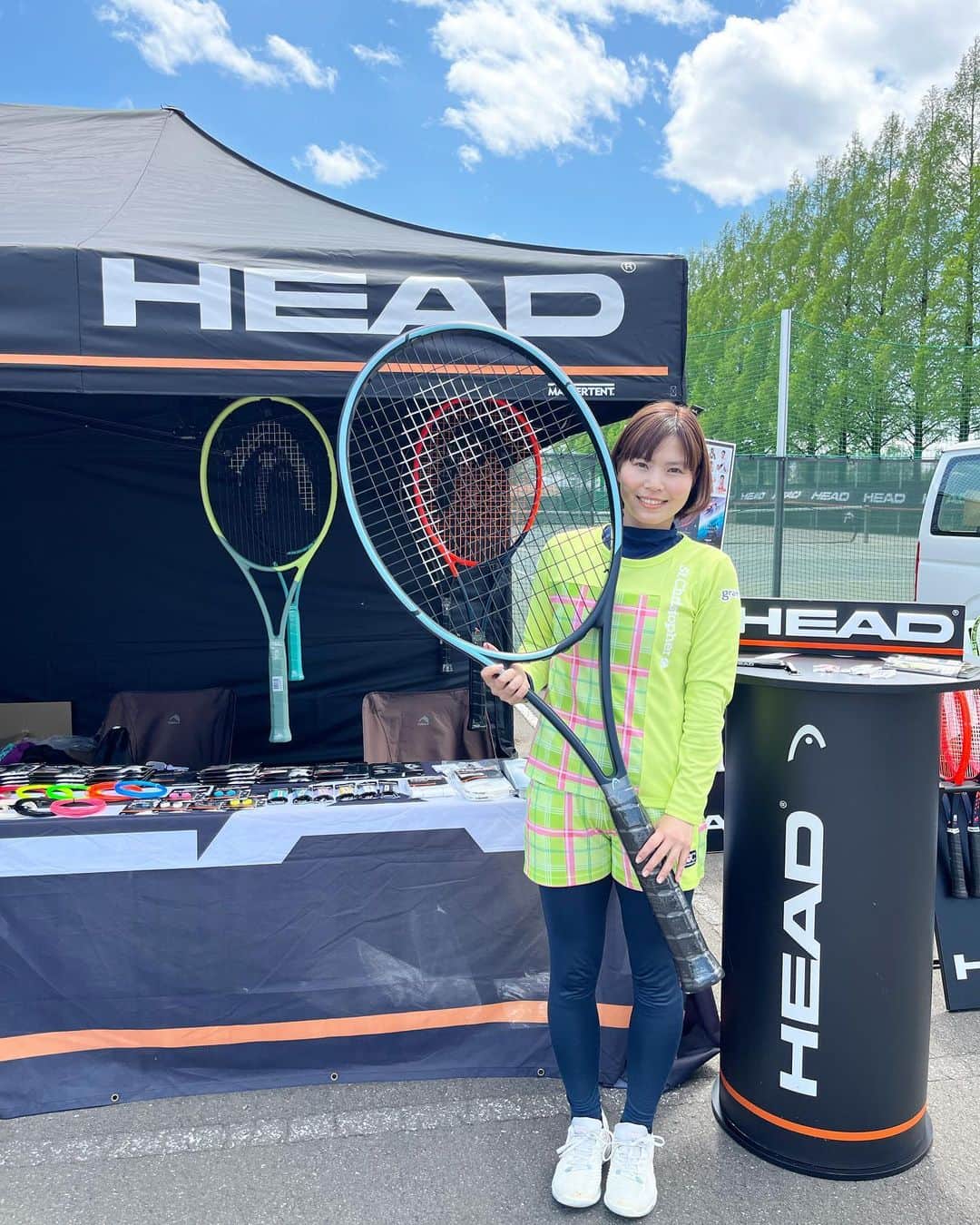 尾崎里紗のインスタグラム：「大宮けんぽのテニスコートで試打会でした🎾 ⁡ 今日は新しくきたNew Gravityの初打ち！ ガットはいつもお世話になっている岡山のフォレストヒルズさんに張ってもらいました😄 ⁡ Gravity  角度を変えたら色が変わるから凄くきれい✨ ⁡ ⁡ ⁡ 試打会では途中から雨が降ってしまいましたが、皆さんに合うラケットが見つかったら嬉しいです(^^) ⁡ ⁡」
