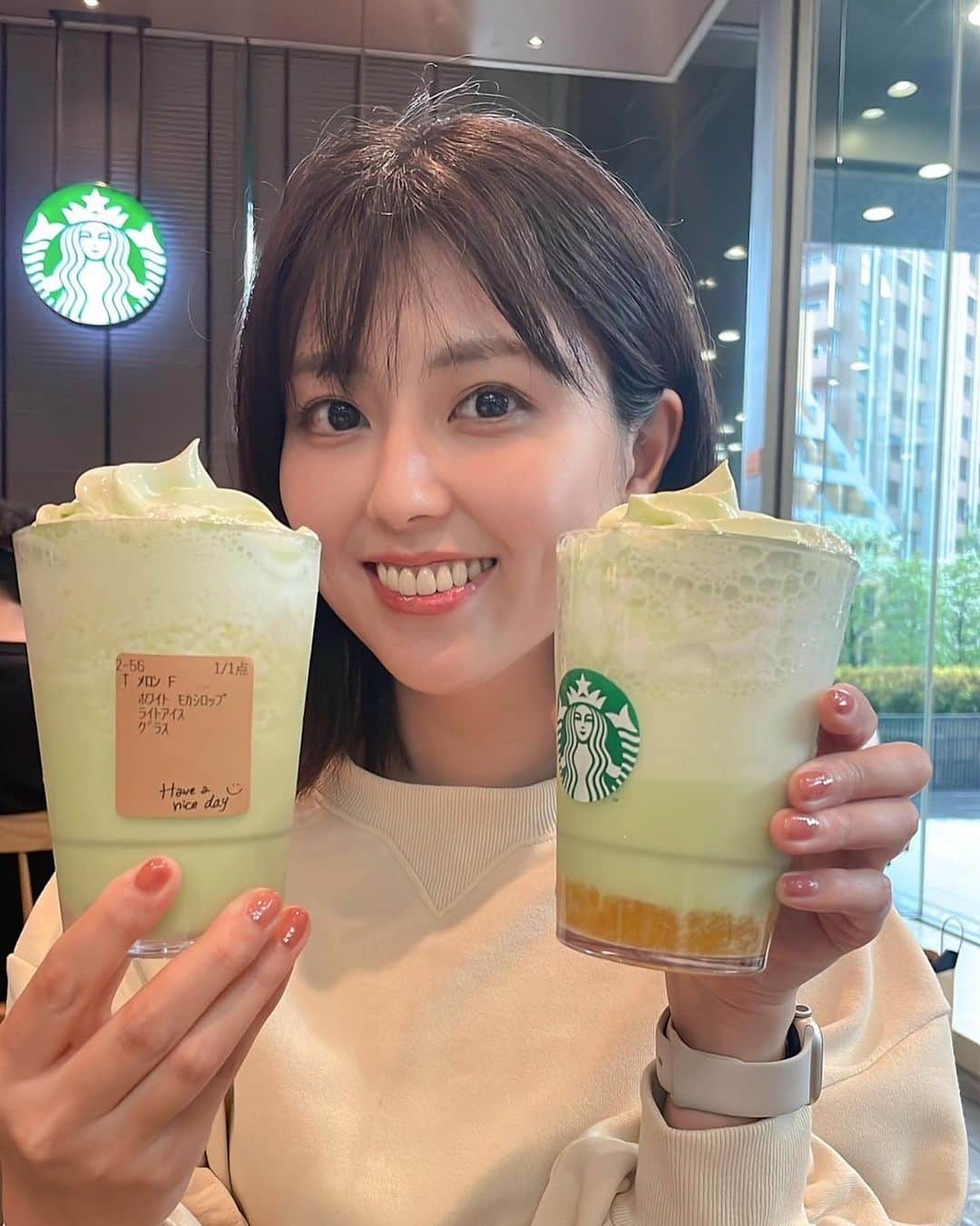 渋谷飛鳥のインスタグラム：「#スタバ新作 #メロンフラペチーノ   ネットで話題になってた ・氷少なめ ・ホワイトモカシロップ ・ホイップ(普通の)追加  の #スタバカスタム　やりました🫣  ほんとだー！ 夕張メロンのような 濃厚さになる！！🍈🍦 果肉感もたっぷりで ジューーーシーーーー！！  ゲリラ豪雨で 髪の毛もわもわ乱れめだけど 気にならないくらい美味しい😂  #スタバカスタマイズ  #starbucks #starbucksjapan   #癖毛　と #雨の日　 #相性最悪🤗」
