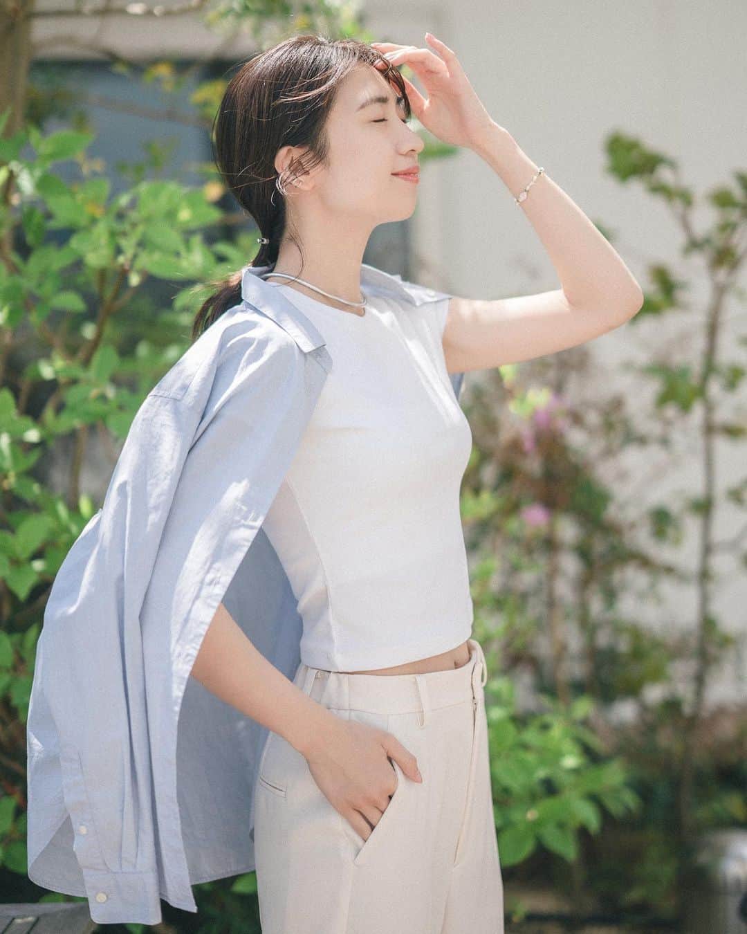 のインスタグラム：「・ 今年もユニクロT〜🤭🤍 @uniqlo_jp   新商品の #ミニt  フィット感があり、着丈が短くて 90年代コーデも楽しめそう🐒 (WHITE/sizeS)  #リブボーダークルーネックt  新商品のボーダー可愛い♡  (WHITE/ sizeS)  #リブクルーネックT  ストレッチ感も着心地もバッチリ🙆‍♀️ #リネンブレンドギャザーキャミソールワンピース #ナローストラップサンダル　と一緒に🩴 (OFF WHITE/sizeS)  色物にも挑戦したいなと思いながら... 今年も合わせやすい白を購入🙊🤭🌷  #UNIQLO #uniqlotshirt #ユニクロ#uniqlo2023SS」