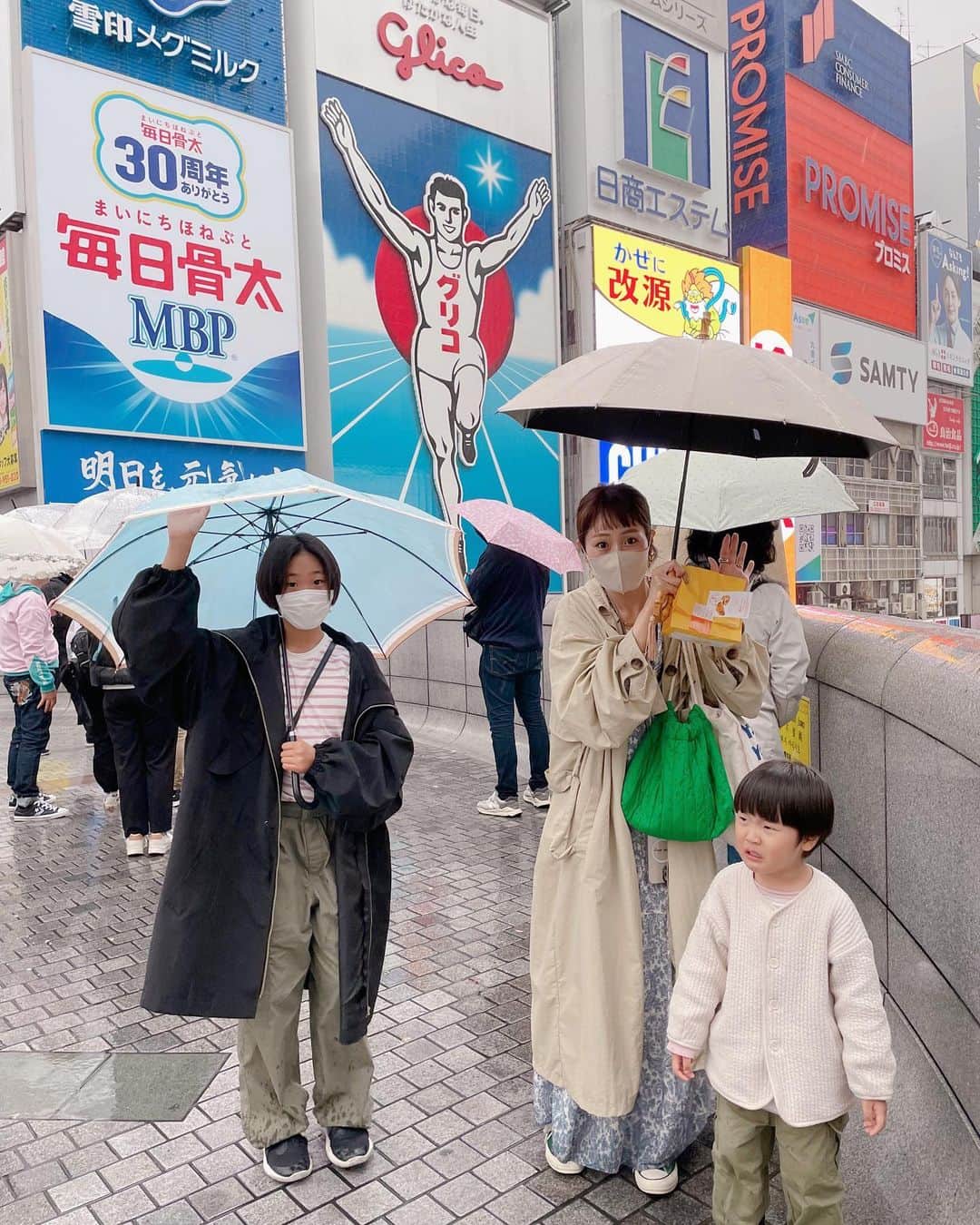 Kikuno Sayumiさんのインスタグラム写真 - (Kikuno SayumiInstagram)「旅の記録ᝰ✍🏼 ・ ユニバの前日は大阪で街ブラ👣堀江はオシャレな家具屋さんや雑貨屋さんがたくさんで楽しすぎた♡残念なことに土砂降りの雨で皆びしょびしょになったよ💦 ・ journal standard furnitureがツボすぎて✨2枚目の英語みたいな、自分で書けそうなアートがなんか好きやったんやけど6万くらいした😂店員さんも優しくて写真もたくさん撮らせて貰えたよ✌️ ・ #10円パン やたこ焼き食べてグルメも楽しみつつZARAも行ったり。買い物ってやっぱり楽しい〜🛍 ワンピ、バッグ @select.shop.jbg トレンチ @owndaily_official ・ あおあらはリンクコーデ♡足元の濡れ具合やばい☔️ホテルは @art_hotel_osaka_baytower に泊まったんやけど、温泉 @solaniwaonsen に入れる券が付いててお得やったよ✨ここの温泉がまた凄くて、浴衣が借りられてインスタ映えな空間もあった！大阪、可愛い人多い😍 ・ 雨で冷えた体も温まって最高でした♨️ やっぱ旅行って最高❣️リフレッシュできた✨ ・ #家族写真#大阪#旅行#mamari #mamagirl #ママコーデ#親子リンクコーデ#春休み#ゴールデンウィーク#お出掛け#おでかけスポット#大阪グルメ #堀江オレンジストリート #堀江#大阪グルメ」4月16日 19時51分 - sayumikikuno