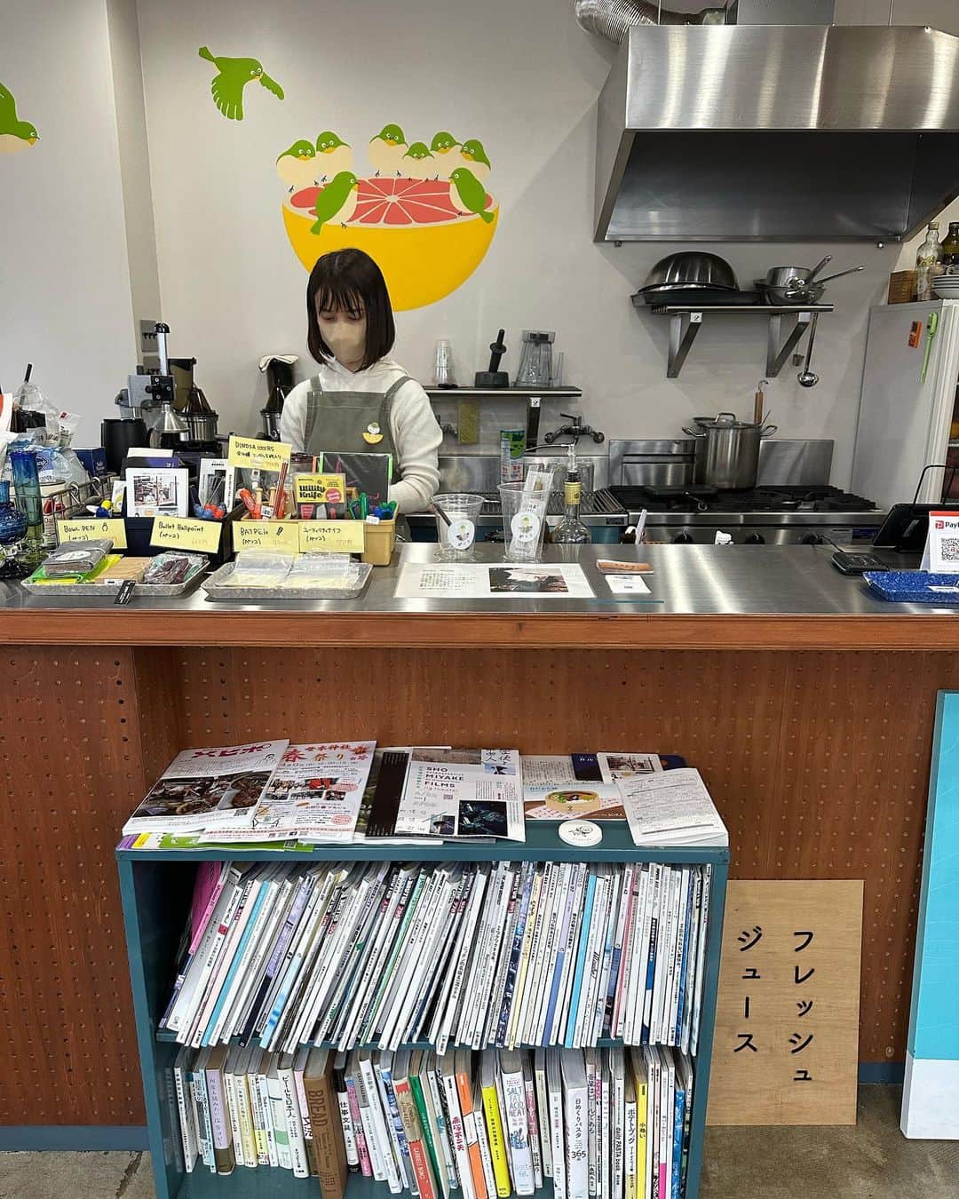 西田善太さんのインスタグラム写真 - (西田善太Instagram)「鳥取市の<ヲサカ文房具店>には娘さんの<ジューススタンドめじろ>が併設されていたね。「ジュースを飲みながら読んでください」という閲覧自由の本棚には BRUTUSとdancyuのバックナンバーがたくさん置いてあった。 BRUTUSはジュースに合う雑誌だから、ジュース好きは覚えておくといいね🥺僕は食べそこねたけど、ここんちのキューバサンドは絶品とのこと‼️ #ジューススタンドめじろ」4月16日 19時59分 - zentanishida