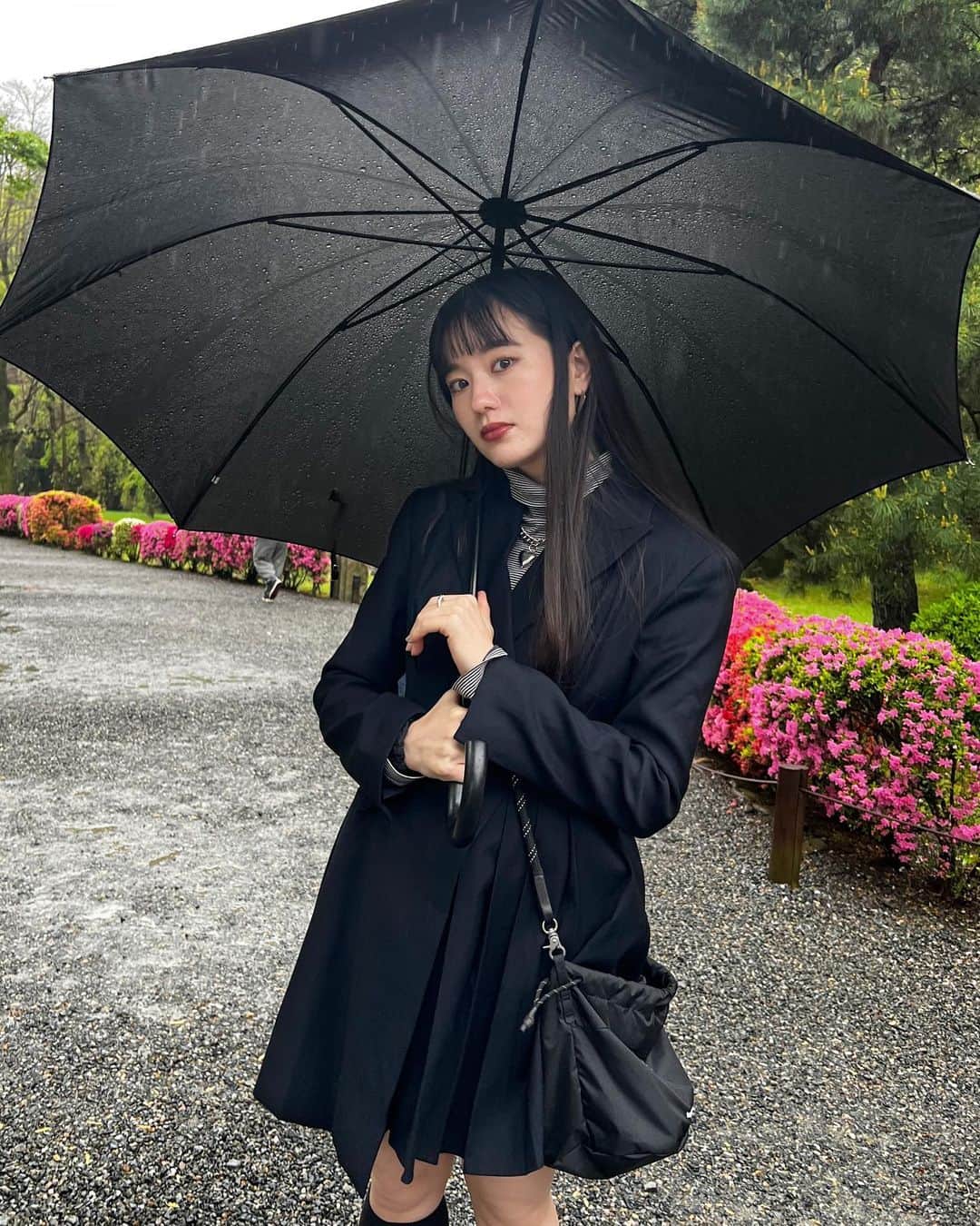 みこのインスタグラム：「TRAVEL TO KYOTO🏯🎋  今週末は、京都へ！HOTEL SHE,KYOTOコラボで訪れた以来の1年半ぶり。  お天気はあいにくの雨だったけれど、たくさん旅をするようになってから、雨でもがっかりしなくなりました。  傘をさせば意外と平気でどこでも楽しめちゃうんだよね。！  京都の街の色は、日本の自然から生まれた和の色に統一されていて、あいかわらず上品で美しい。  コーデはオールブラック。雨の京都とムードがあってました🖤  ☑︎FOOD ー 千丸屋  クジさんに教えてもらったランチで湯葉鍋が食べれるお店。 期間限定の鴨つみれ白味噌湯葉鍋が絶品…😭  ☑︎SPOT ー 二条城  徳川家康によって築城された宿泊所。 屏風や天井の装飾がとても美しい… ここで集会してたのかぁ、ちょんまげってなんで生まれたのかな、、とか考えながらお散歩。  ☑︎HOTEL ー hotel the mitsui kyoto  2020年に創業したばかりのホテル。 館内にある温泉施設がブラックで、石で、照明が美しくて、過去最高のデザインだった🥹 撮影禁止だったからぜひ見に行ってほしいです、、  ☑︎BAG ー @topologie.jp  雨だったので防水ポシェットを連れて行きました…🤍  ちっちゃくて可愛いけど、ぎりぎり500mlのペットボトルも入れられる絶妙なサイズ…！旅用にこれを探してた！10% offクーポンをもらったので、もしよかったら使ってください🖤 👉🏻 mico412-10 2023/5/5まで  ☑︎CLUB - METRO  見学しに行ったAceホテルのお姉さんが教えてくれたクラブ。かと思いきやいってみたらライブハウス！駅直結なの！珍しい😳たまたま写真展のキックオフパーティーをやっててワールドミュージックを聴いてきたよ👂  みなさんはどんな休日を過ごしましたか〜。DAY2のお話はまた今度。  #京都旅行 #コーデ #topologie #pr」