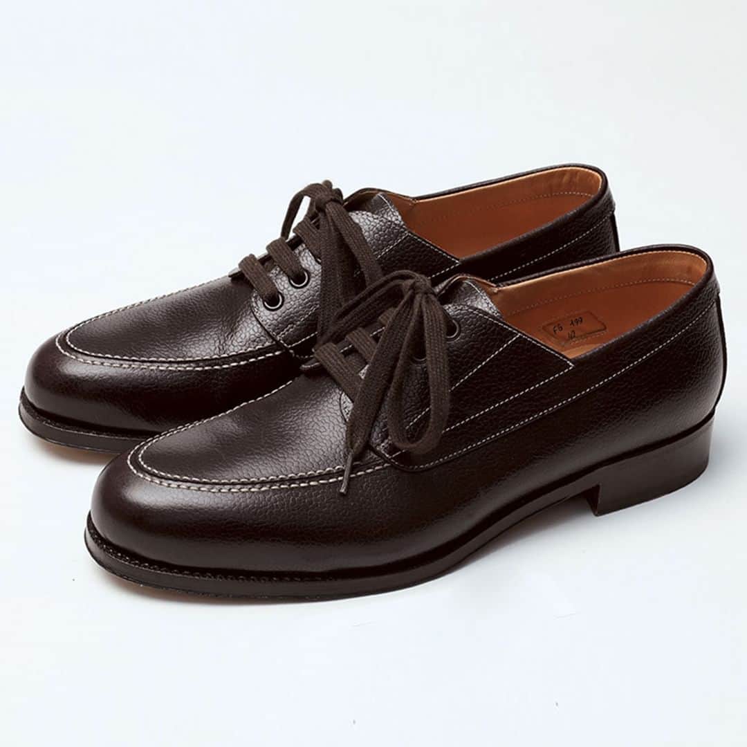 UOMOさんのインスタグラム写真 - (UOMOInstagram)「【年相応なオシャレを作るダッドな革靴】 スタイリストがすすめる大人のためのニューウェーブな革靴  ■F.LLI Giacometti ジャコメッティは配色とステッチが独特。ブラックではなくレトロなダークブラウンで、さらにドレスシューズらしからぬ太いステッチを白で差しています。二足とも華美ではないひねり方が好印象。そしてダッドと言えば、履き心地のよさも求めたい。長時間履いた日に疲れるようなシャープな革靴はもういらないので。 「一目でダッドな雰囲気の配色ですが…外羽根には細く繊細な白ステッチ、アッパーには太いダブルステッチを入れているところにイタリアブランドならではの細やかな作りを感じてニクいですね」（片貝俊さん）  #FLLIGiacometti #Giacometti #ジャコメッティ #革靴  #uomo #uomo_magazine #webuomo」4月16日 20時00分 - uomo_magazine