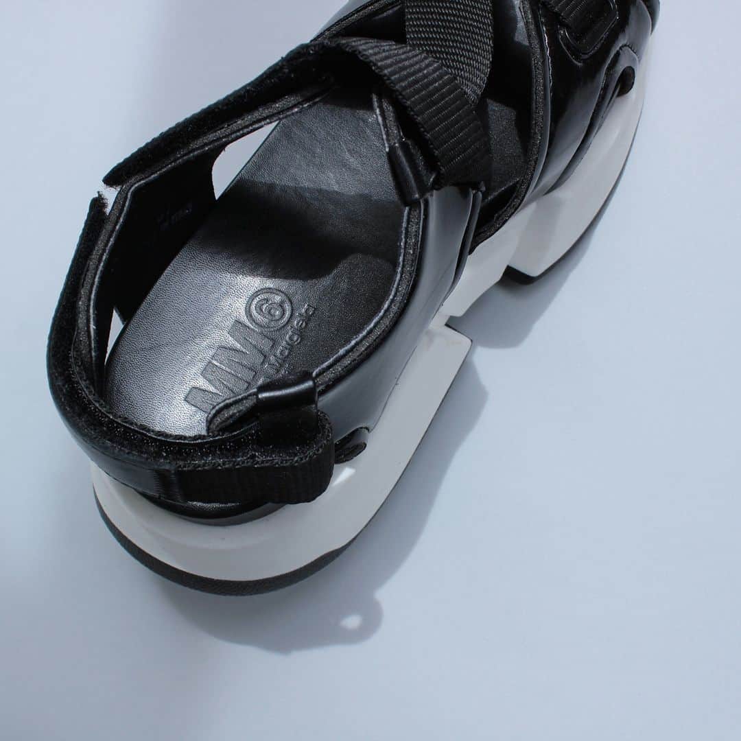 RAGTAGさんのインスタグラム写真 - (RAGTAGInstagram)「MM6 ￥26,600 size: 37(23.5cm位)  スポーティな印象ながら エッジの効いたモードさを忘れない  クリーンなホワイトのミッドソールでボリューム感を抑え軽快さをプラス _  #ragtag #ラグタグ #古着 #ブランド古着 #レディースファッション #springfashion #mm6  #エムエムシックス #サンダル #厚底サンダル #春コーデ #春服コーデ」4月16日 20時00分 - ragtag_official_women