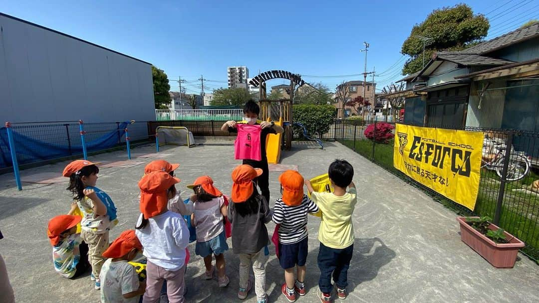 宇賀神友弥さんのインスタグラム写真 - (宇賀神友弥Instagram)「巡回指導　太陽の子下戸田保育園（年中・年長） 2023年度も巡回指導スタートしました👏 今年度もサッカーを通じて身体を動かす事の楽しさを子どもたちに感じてもらえるように私自身も楽しみたいと思います😍 川口市、蕨市方面の幼稚園・保育園の関係者の皆様ご興味ありましたら是非一度DM下さい‼️ 犬コーチでした🐶 スクールの無料体験随時受付ています↓ https://esforco-fs.com→問い合わせフォームより ☆お問い合わせはDMでも受け付けています☆ #エスフォルソ #宇賀神友弥 #努力に勝る天才なし  #オートレント #leveLUP #superAUTOBACSTODA  #bmz #山福不動産  #和真メガネ  #halten  #retect  #cruva  #寺田屋  #puma  #001project  #herox #e-smile #belinda  #ナックプランニング #newspiral  #ニッポンレンタカー #tsビルシステム  #ウラカンフット #戸田市 #サッカー #フットボール #少年少女 #埼玉県 #巡回指導 #太陽の子下戸田保育園」4月16日 20時00分 - ugajin.no3