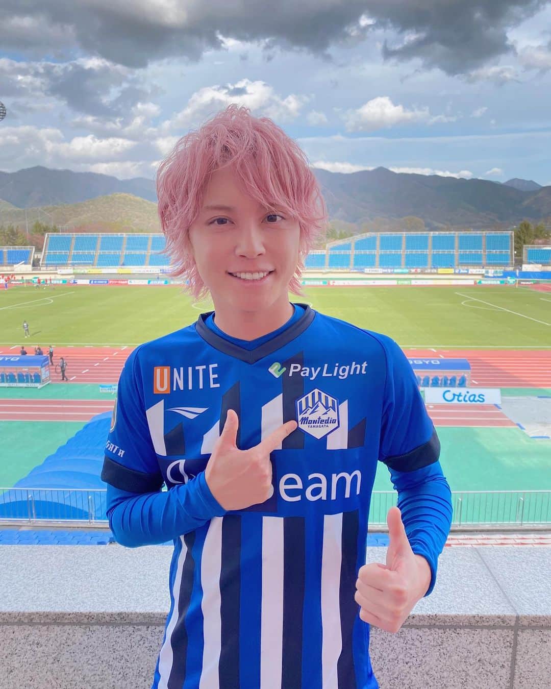 のインスタグラム：「今日はモンテディオ山形のホームゲームにお邪魔してチームの応援で歌唱とトーク。そしてキックインセレモニーをしてきました！！ 4歳からやってるサッカーにキャスターとして10年ぐらい関わらせてもらって独立してからもキャンプ見に行ったり、徹底討論チャンネルでW杯でガチトークしたり変わらず関わらせてもらってて幸せだ。  そして昨日はクラブW杯以来のスタジアムでの歌唱もさせてもらいました。 モンテディオ山形の選手やサポーターの方々の力に少しでもなればいいなと「七色エール」「OVER YOU」を選んで歌ってきました！ サポーターの方にも温かく向かい入れて頂き心から感謝してます。  試合もユニフォームを着て応援してました！ 結果は残念ながら勝てなかったけど、戦う選手の姿はやはり勇気をもらいました。 強いていうならジャッジが、、、 うーん。と思うことはありました。 得点取り消しのシーンも後から見返しましたが、解釈は色々あると思うけど、、、どうなんだろ？っていうのが正直なところです。 もちろん審判も人間だから限界はあるし、今までもW杯含め様々なことがあったけどその「1点」。たかが1点ではなくされど「1点」。 ずっとサッカーやってるからこそ分かる1点の重み。 流れも変わるし、その1点で1勝を手にしていたらチームもサポーターの今後の試合や練習の雰囲気も変わる。 選手やサポーターにとってはその1点で人生をも変えかねない。 サッカーを心から愛してる俺としては選手やサポーターが間違ったジャッジとかではなくあくまで両チームにとって納得のいくジャッジで正当に戦って欲しいなといちサッカーファンとして深く思った1日になりました。 でも、モンテディオもツエーゲンのサッカーを見て改めてもっとサッカーに関わってサッカー界を盛り上げたいなと思いました😊 両チームの選手、スタッフの方々。 温かく向かい入れて下さったサポーターの方々。 心からありがとうございました⚽️  #手越祐也  #yuyategoshi  #モンテディオ山形  #ツエーゲン金沢  #サッカーは最高だ」