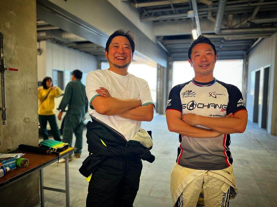 折目遼のインスタグラム：「McLaren Club Japan走行会🏎 620Rと765ltにスリックタイヤの世界はレーシングカーそのもの！ ダウンフォース量も多いので、同乗走行でも安心して、かなり良いペースで走れちゃう（笑） #mclaren #620r #765lt #720s #mc20 #fsw」