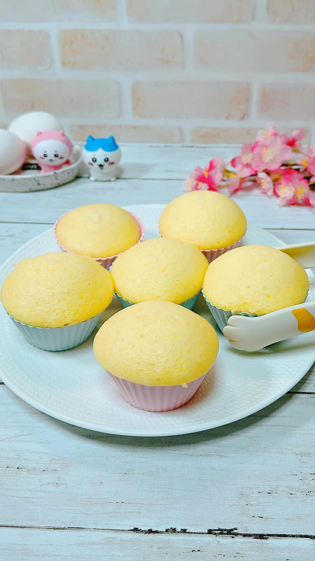 ひろまるのインスタグラム：「ホットケーキミックスで作るたまご蒸しパン Egg steamed bread made with pancake mix  卵1個とホットケーキミックスで作るので簡単。 そしてオーブンがなくてもフライパンや蒸し器で簡単にふわふわに出来る美味しい卵蒸しパンです。  しかも容器はDAISOのシリコンおかずカップなので作りやすいと思います。  Easy to make with 1 egg and pancake mix. And it's a delicious egg steamed bread that can be easily fluffy with a steamer without an oven.  【ingredients】Side Dish Cup 8SIZE DAISO 1　egg 30g sugar 100ml　Milk 1 tbsp　corn oil 130g Pancake mix  【材料】ダイソー8号おかずカップ6個分 卵　1個 さとう　30g 牛乳　100ml サラダ油 大さじ1 ホットケーキミックス130g  【作り方】 ①ボウルに卵、さとうを入れて良く混ぜます。  ②そこへ牛乳、サラダ油、ホットケーキミックスをよく混ぜながら加えます。  ③シリコンの8号カップに生地を流しこみます。 (ダイソー8号おかずカップ6個分)  ④フライパンに熱湯を約1㎝入れて弱火にかけて②を入れてフタをして12-15分蒸します。  ⑤竹串を刺して生の生地がついてこなければ火が通っています。)  #蒸しパン #お家カフェ #手作りスイーツ #簡単スイーツ #sweets #スイーツ #たまごレシピ #手作りおやつ #おやつの時間 #ホットケーキミックス #hiromarucooktv」