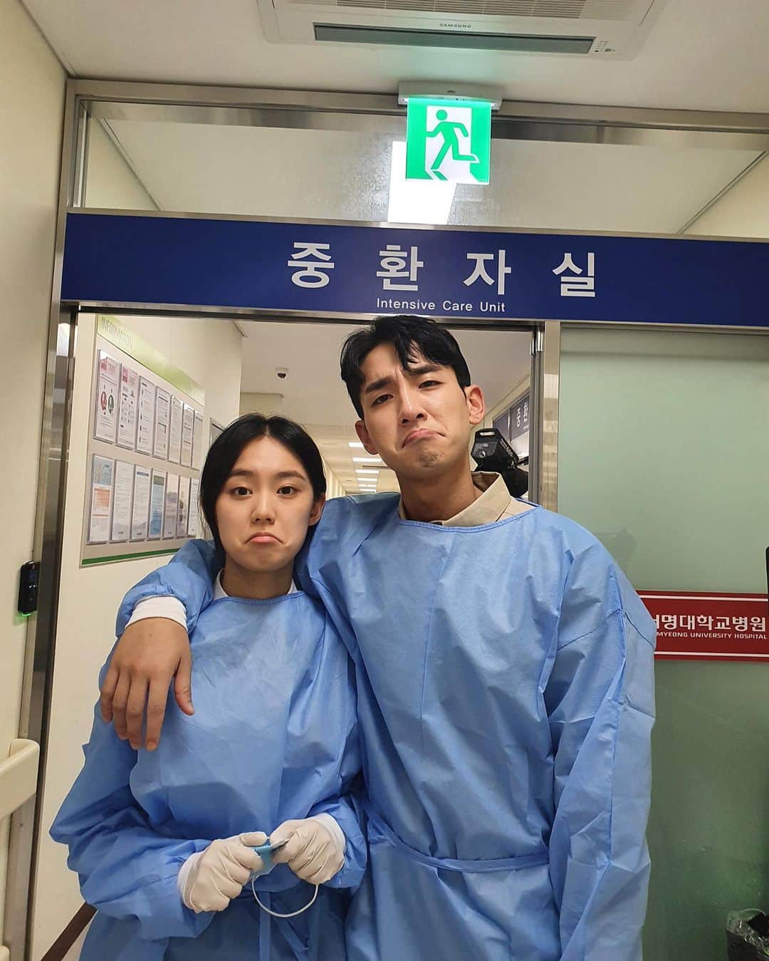 ソン・ジホのインスタグラム：「엄마 깨어나시길 빌며 내동생 이랑이와🚑🏪 #닥터차정숙 오늘 더 재밌어요🙏🏻 #많관부  @jtbcdrama」