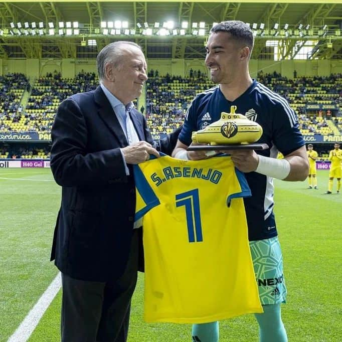 セルヒオ・アセンホ・アンドレスのインスタグラム：「Gran victoria la de ayer frente a un grandísimo equipo. Eternamente agradecido por el homenaje que me realizó el @villarrealcf y su afición.」