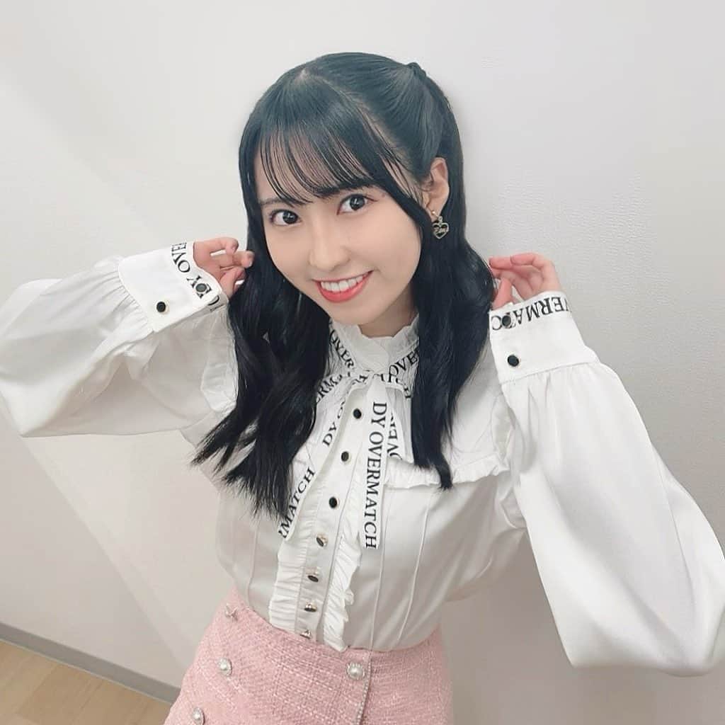 瀬戸ゆなのインスタグラム：「▫️ 昨日の写真📸 くるくるハーフツインだったけど、雨で巻きがとれちゃってる〜☔️ 今日も雨が降りましたね🕊 明日は晴れるかな？   #夢アドシトロン  #高校生女子  #アイドル  #ハーフツイン  #ガーリーコーデ  #cuugal  #瀬戸ゆな」