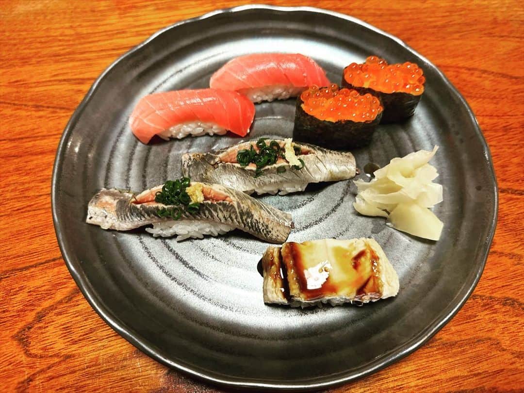 宮嵜守史のインスタグラム：「長男と長女の誕生日が近いのでダブルお祝いで数年ぶりに回らない寿司屋に行ったら、味も値段も接客も居心地も良い店に出会った。  しかも近所なので、行きつけの街のお寿司屋さんになりそう。」