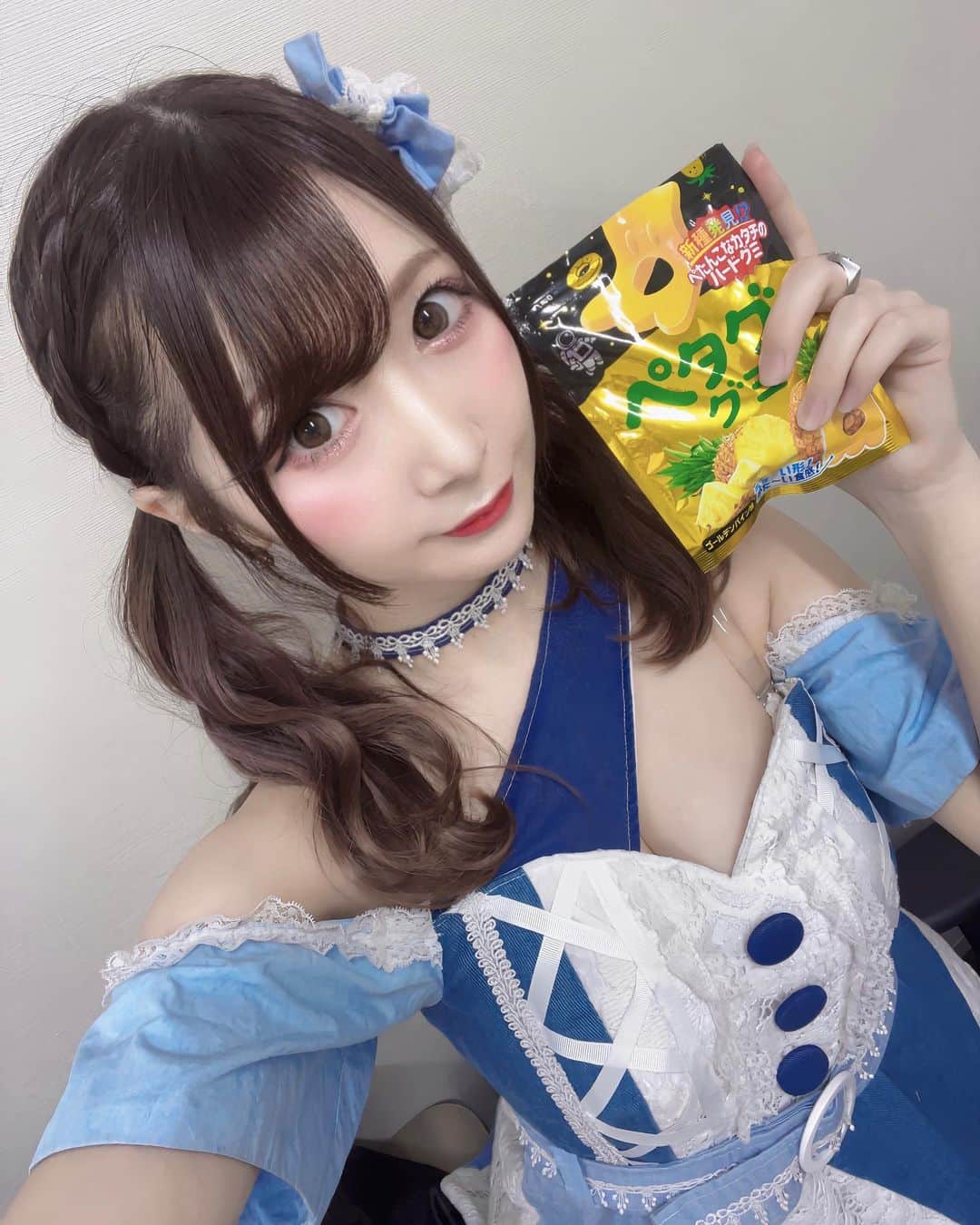 伊藤里織のインスタグラム：「今世紀いちばん美味しいグミ🤤 . . .  #KNUoNEW #マジック界のパイオニア #グラビアトリッカー #マジシャン #グラビアアイドル #水着 #偶像 #自撮り #自拍 #インスタグラビア #instagravure #gravure #beauty #japanesegirl #日本的 #性感內衣 #性感 #内衣 #泳衣 #粉我 #アイドル #idol #グミ #ペタグー」