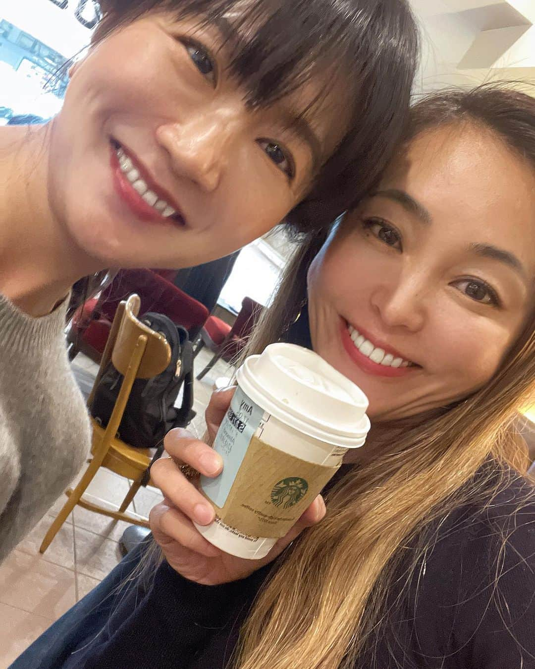 黒田愛美のインスタグラム：「Catching up with my high school mate  @yucarry_m ❤️ ちょうど去年の今頃一緒に金沢行ったりしていい時間だった☺️ しばらく会えてなかったから色々近況報告💕 独身仲間は貴重でありがたい😂  スタバはいつも シナモン多め エクストラホット 15時以降はデカフェ☕️  #ウィンストンチャーチルの名 は肝に命じる🥹  #明星高校同級生 #同級生 #スタバ仲間 #デカフェ @jellice.gram  #コラーゲン #コラーゲンペプチド #黒田愛美」