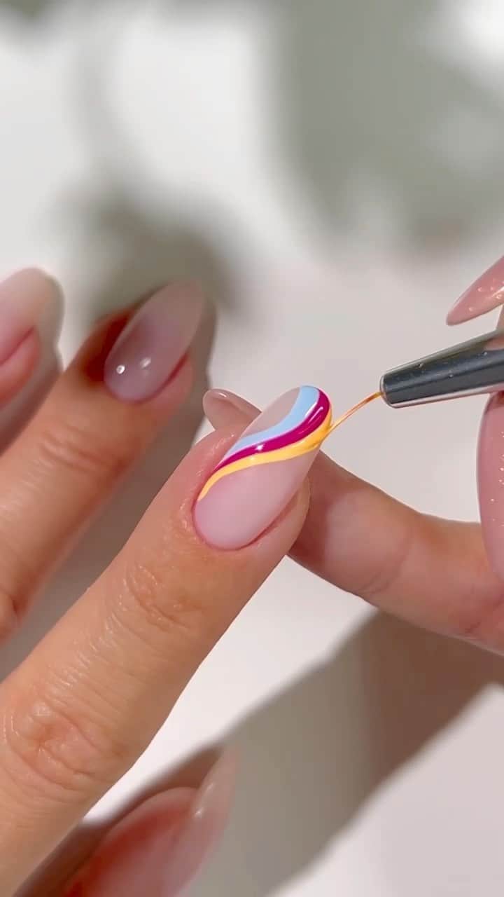 SHEINのインスタグラム：「Claws out for these dopamine lewks 💗💛💅 @heygreatnails  #SHEINinspo」