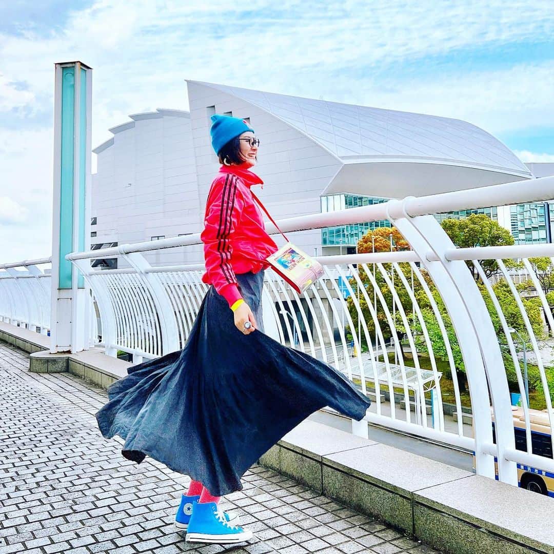 石井美絵子さんのインスタグラム写真 - (石井美絵子Instagram)「初トラックジャケット💖 この日はパシフィコ横浜で開催された 日本最大級の古着イベントに行ったよ！ YouTubeも撮りました✌️ そしてセーラームーンのバッグを 可愛いですね！ってたくさん言ってもらえて とっても嬉しかった🥰🌙  knitcap #supreme  top #adidas #古着  skirt #curensologyaoyama  sneaker #converse  bag #セーラームーンミュージアム   #古着コーデ #古着女子 #古着mix  #カラーコーデ #カラフルコーデ #170cmコーデ #高身長コーデ #fashiongram #vintagelove #ミカコのフク」4月16日 20時17分 - mikako.ishii