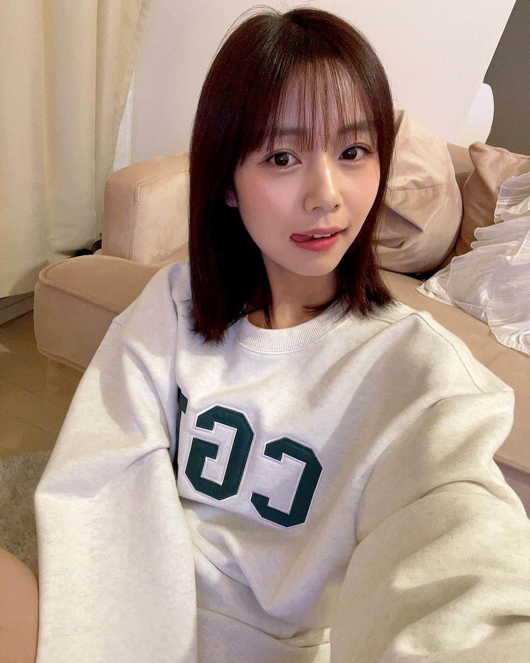 杉浦みずきのインスタグラム：「. おうち  #無意味な自撮りです笑」
