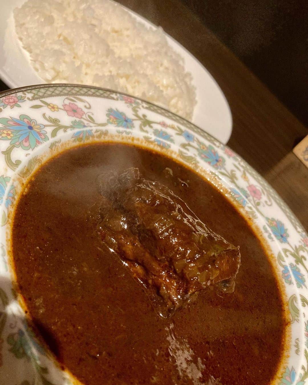 佐藤大樹のインスタグラム：「渋谷宇多川町『マリーアイランガニー』のポークカレー🍛 ルーは深みがあってちょっとビターな感じで後味爽やか！それとトロトロになるまで煮込まれた肉汁溢れだす豚肉の甘さがマッチして美味しいです😋  あと、店内にかかる音楽の音質がイイ！おれは音の違いがわかる男よ〜  #マリーアイランガニー #カレー#スリランカカレー #カレー好き#カレー好きな人と繋がりたい #カレー好きそなヤツはだいたい友達」