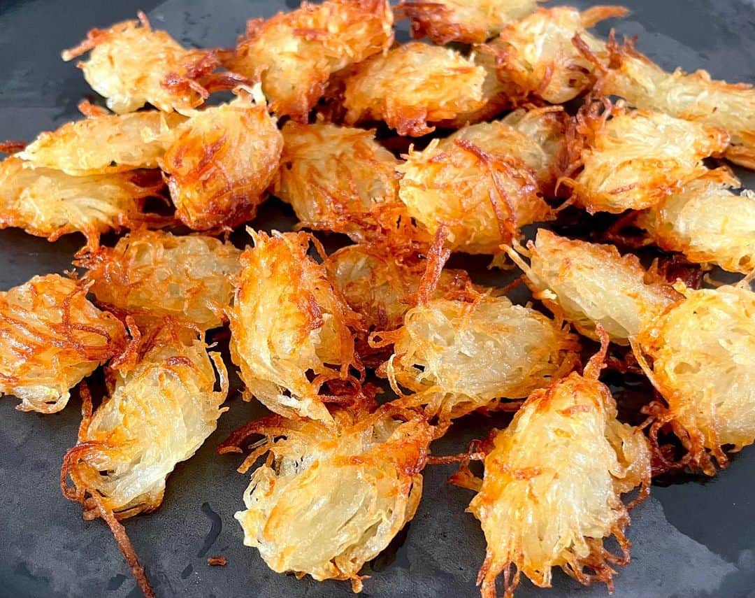 のインスタグラム：「とんでもないものを 作ってしまいました😋 「サクサクポテトスナック🥔」 . なんて軽やか！ なんてサクサク！ なんて甘いの！ じゃがいも🥔の良さを 最大限に引き出したレシピです😋 . ぜひぜひみて 作ってください！ このあと21時から YouTube kohkentetsu kitchen にて配信！ #じゃがいも #サクサク #サクサクポテトスナック #簡単レシピ #YouTube #沢蟹 じゃないよ🦀😅 @studio_hoop  @etooo.kazuya」