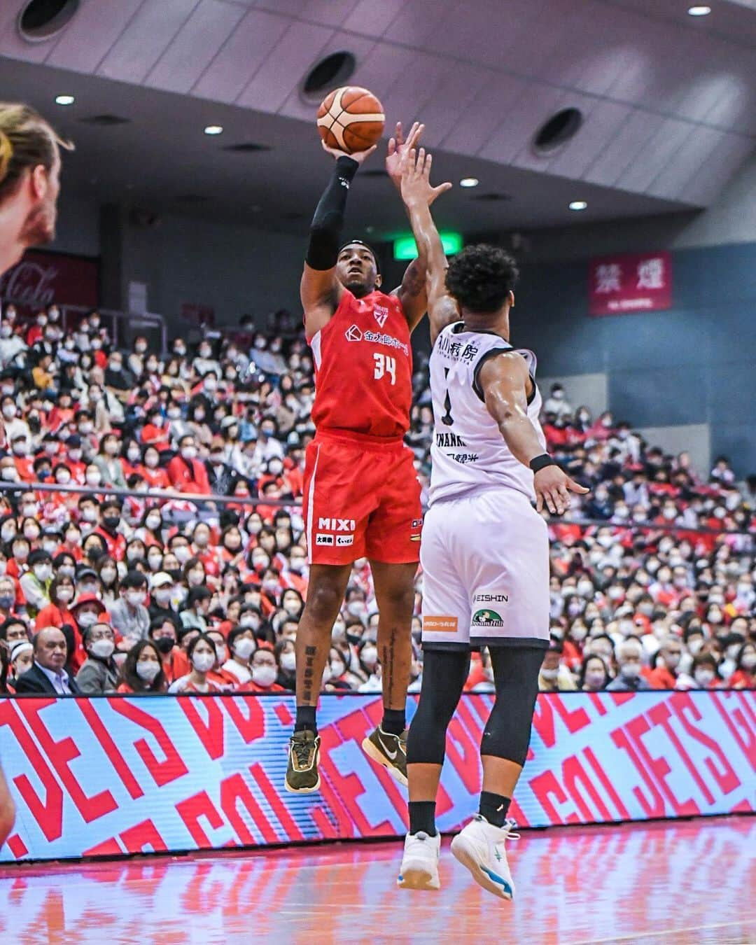 千葉ジェッツさんのインスタグラム写真 - (千葉ジェッツInstagram)「試合風景|ω･)📸  B.LEAGUE2022-23 vs.北海道  千葉J 80-54 北海道  #東地区優勝 #2冠達成 #いくぜてっぺん #次はリーグ制覇へ挑戦 #chibajets #Bリーグ #千葉ジェッツ #バスケ #basketball #portrait  #photograph #ジェッツ写真部 #レンズ越しの世界 #応炎📣 #ありがとうございました🔥」4月16日 20時23分 - chibajets_official