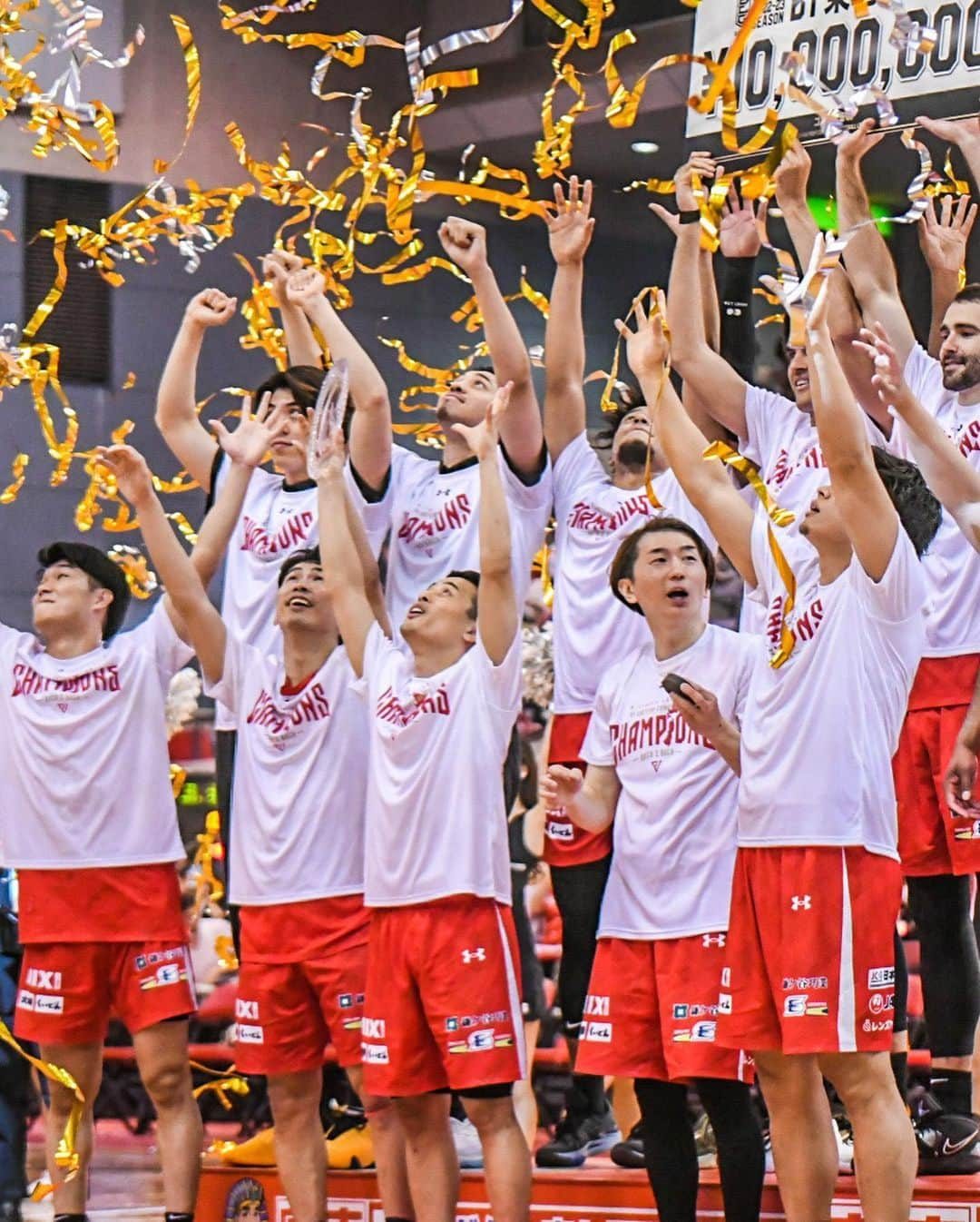 千葉ジェッツさんのインスタグラム写真 - (千葉ジェッツInstagram)「試合風景|ω･)📸  B.LEAGUE2022-23 vs.北海道  千葉J 80-54 北海道  #東地区優勝 #2冠達成 #いくぜてっぺん #次はリーグ制覇へ挑戦 #chibajets #Bリーグ #千葉ジェッツ #バスケ #basketball #portrait  #photograph #ジェッツ写真部 #レンズ越しの世界 #応炎📣 #ありがとうございました🔥」4月16日 20時23分 - chibajets_official