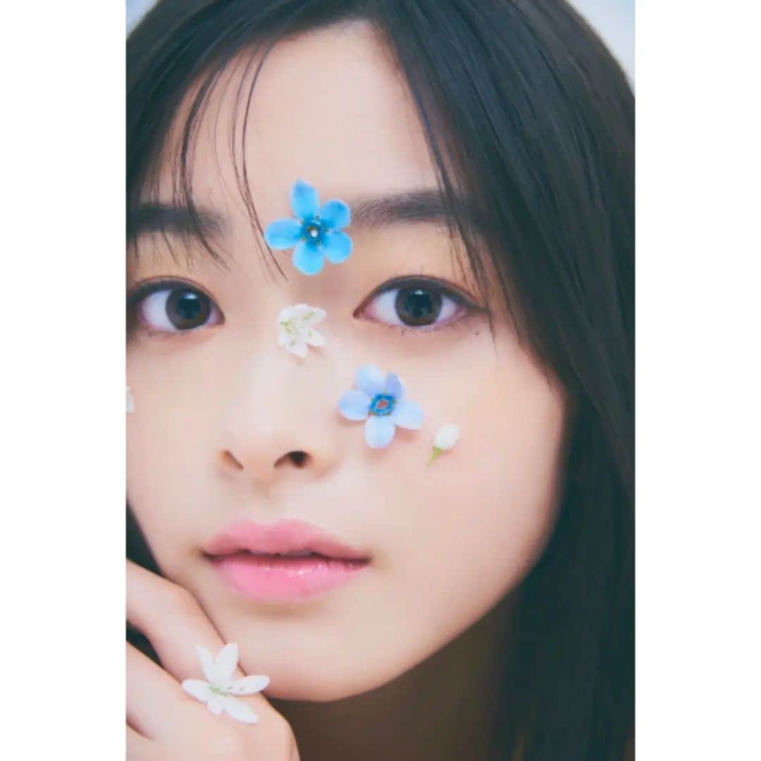 のインスタグラム：「.  作品撮り2️⃣！  初！お顔にお花を付けていただきました💐  楽しかったです♪  #セブンティーン #専属モデル #作品撮り #2 #お花 #flower #春っぽいメイク #spring #スターダストプロモーション #滝口芽里衣 #めりい #jc2 #08 #🐑」