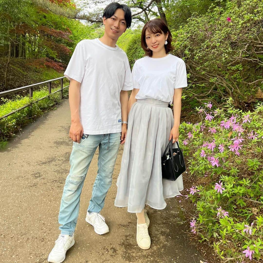 筧沙奈恵さんのインスタグラム写真 - (筧沙奈恵Instagram)「夫婦コーデ👫 ・ 図らずとも、白Tシャツ×淡いブルー×白スニーカーの組み合わせ！ ・ なんとなく色合いやアイテムがリンクするだけで、ちょっとおそろい感が出ます😊 ・ 今年で付き合ってから18年、結婚してから12年になる私たちですが、高校生と浪人生→大学生→社会人→結婚→出産→育児と形を変えながら模索してきました。今年は夫が会社を独立して法人を設立することになり、また形が大きく変わることに！ ・ 家族との時間が多く取れるようになったり家事をしてくれるようになったりと、また新しいフェーズに入った感じがしています✨ ・ どんな形であれ、これからも私たちらしく過ごしていきたいな😌 ・ #夫婦コーデ　#夫婦　#カップル　#カップルコーデ　#カップルリンクコーデ #夫婦リンクコーデ #ママコーデ　#ママファッション　#2児ママ　#2児パパ」4月16日 20時26分 - sanaekakei