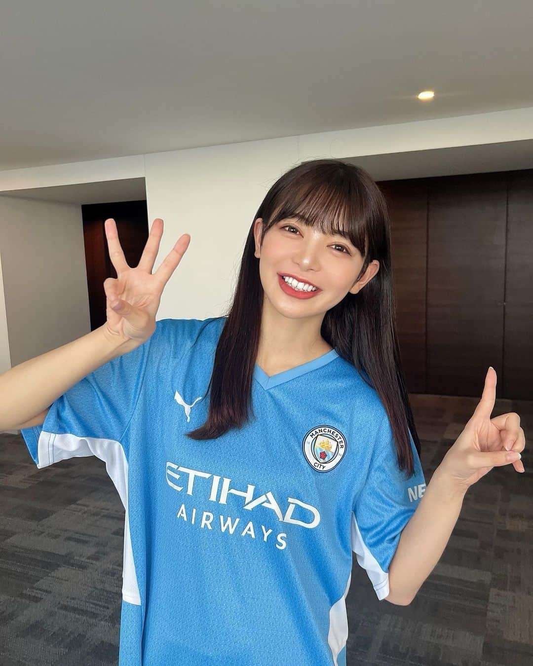 のインスタグラム：「🩵ManCity 3-1 Leicester  5'⚽️ストーンズ 👟ロドリ 13'⚽️ハーランド PK 25'⚽️ハーランド 👟デブライネ  3-1で勝利！！！！🫶よかった〜、、  ストーンズのゴールまじ叫んださいこう  ハーランドはまじハーランドだったよ  でも後半ひやひやしたなあ、、、 イヘアナチョこわかったぜ  次はCL2ndレグだあああああ  #mancity  #mcfc  #manchestercityfc  #premierleague  #cityzens  #マンチェスターシティ  #サッカー女子  #サッカー好き」