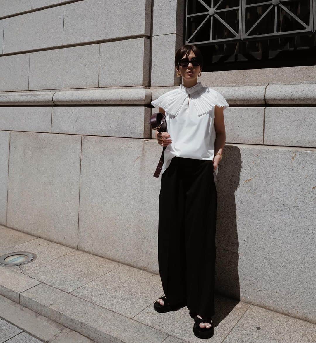 正中雅子のインスタグラム：「久しぶりに襟デザインのブラウス着たらテンション上がった新作🤍🖤  プリーツ襟がポイントなんですが、甘くなりすぎないように切りっぱなしのようなデザインにしています☺︎  シワにもなりにくく、お洗濯も出来るし夏にかなり使えるやつです🫶  1点投入で華やかさとモードさも手に入るなーって改めて思った♡やっぱこーゆーブラウスも好きだな🤤  パンツは安定のサスペ付きパンツをベルトして穿いています！  4.20 thu 12:00 in stock!!  #MACHATT #masaco服」