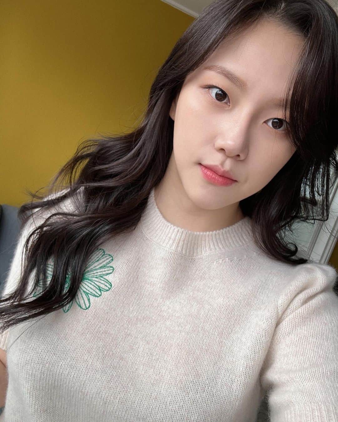 Ni Daのインスタグラム：「웃어 쫌…. 셀카긴장녀」