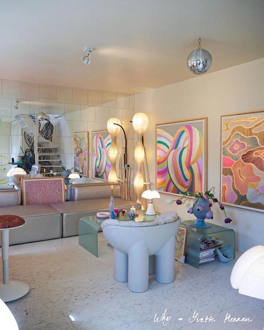 My Interiorのインスタグラム：「An example of how a joy full home look like 👍 @why_yvetteheeren Her art is on Saaaale」