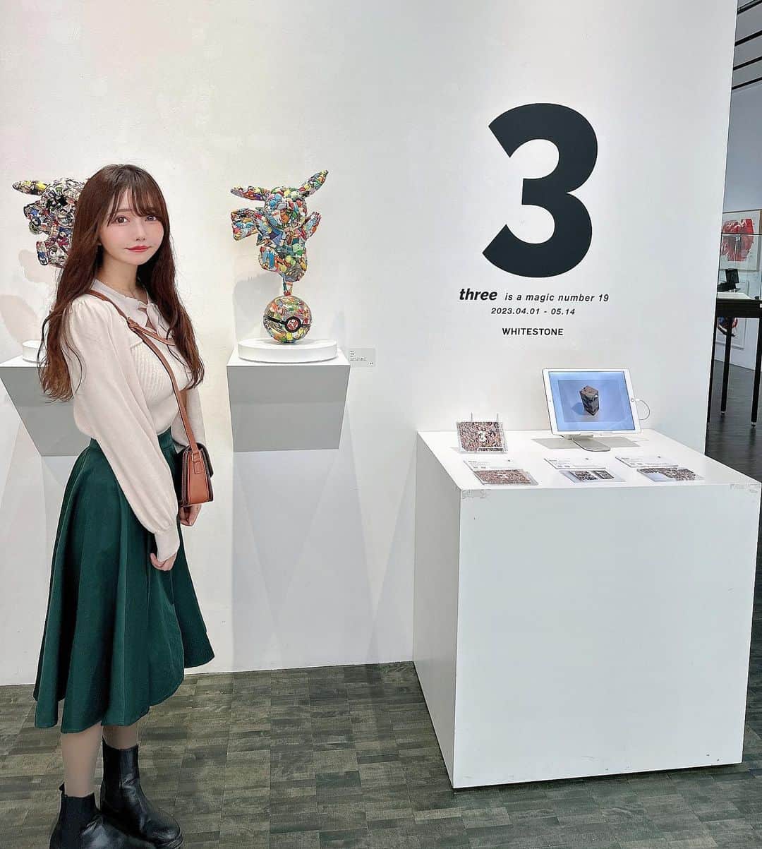 遠藤 玲奈 /endo renaのインスタグラム：「行きたかったアート展が 軽井沢でやってたので見に行ってきた☺︎︎ 可愛かったのでまた詳細載せる🫶  最近、趣味全開のアカウント🙇‍♂️ ┈┈┈┈┈┈┈┈┈┈┈┈┈ 『 three 』 アニメやゲームのキャラクターのフィギュアなど、 身近にあるものを大量に使った立体作品や インスタレーションで知られる。 「生産と消費」「群衆と個」「地方と都市」など 相反する多層的な関係性に強い関心を抱き、 現代社会における様々な側面を ときにアイロニカルに可視化することを試みる。 ┈┈┈┈┈┈┈┈┈┈┈┈┈ .」